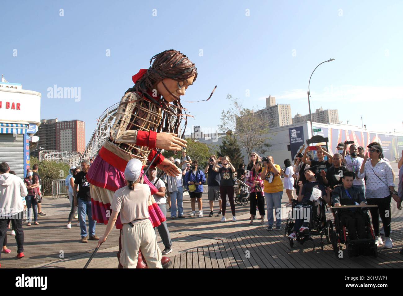 19 septembre 2022, New York, New York, Etats-Unis : 19 septembre, 2022 NEW YORK .. Little Amal marche la célèbre promenade de Coney Island. Little Amal est une réfugiée syrienne de 10 ans qui a quitté son domicile pour échapper à la violence.elle est marionnette de 12 pieds qui, depuis juillet 2021, a parcouru 6 000 kilomètres dans 12 pays et est reconnue comme symbole des droits de l'homme, en particulier ceux des réfugiés.Etudiants de l'école P.S.721k ''The Roy Campanella'' Rencontrez Little Amal sur la promenade de coney Island, certains des élèves tiennent des panneaux. (Image de crédit : © Bruce Cotler/ZUMA Press Wire) Banque D'Images