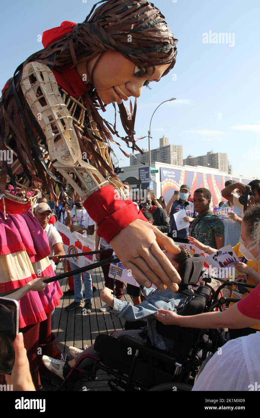 19 septembre 2022, New York, New York, Etats-Unis : 19 septembre, 2022 NEW YORK .. Little Amal marche la célèbre promenade de Coney Island. Little Amal est une réfugiée syrienne de 10 ans qui a quitté son domicile pour échapper à la violence.elle est marionnette de 12 pieds qui, depuis juillet 2021, a parcouru 6 000 kilomètres dans 12 pays et est reconnue comme symbole des droits de l'homme, en particulier ceux des réfugiés.Etudiants de l'école P.S.721k ''The Roy Campanella'' Rencontrez Little Amal sur la promenade de coney Island, certains des élèves tiennent des panneaux. (Image de crédit : © Bruce Cotler/ZUMA Press Wire) Banque D'Images