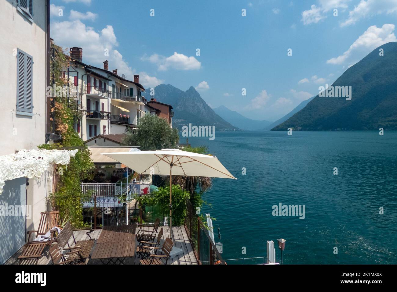 Lac de Lugano: La ville de Gandria, au bord du lac Banque D'Images