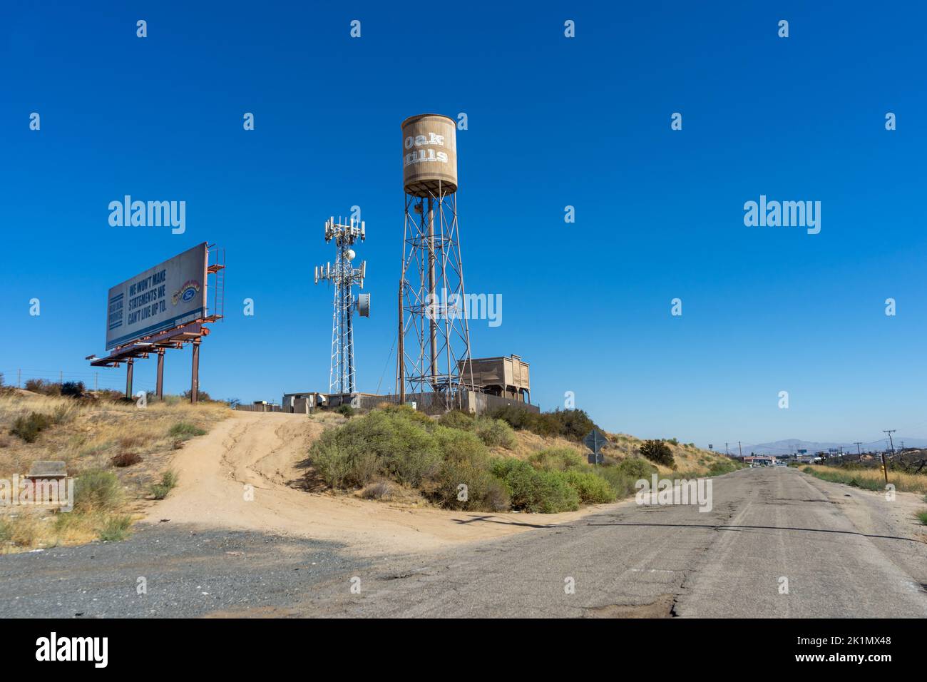 Oak Hills, CA, Etats-Unis – 14 septembre 2022 : au sommet du col du Cajon, se trouve une tour d'eau et une tour cellulaire dans la ville rurale d'Oak Hills, Cali Banque D'Images