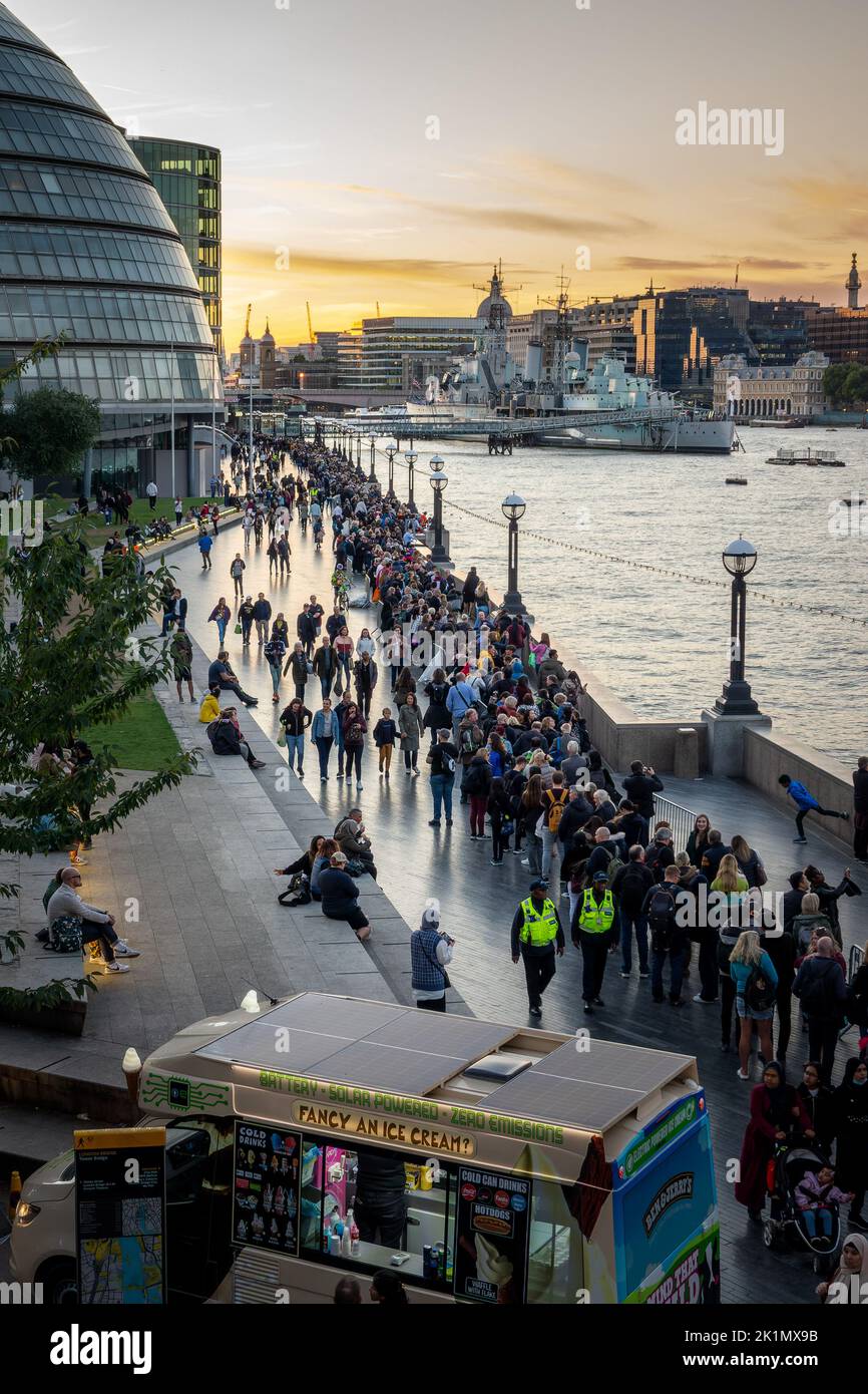 La file d'attente pour voir la reine Elizabeth II dans l'État à Londres, au Royaume-Uni sur 17 septembre 2022 Banque D'Images