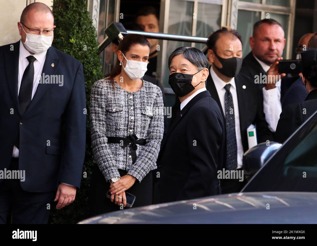 L'empereur Naruhito du Japon arrive à l'hôtel cinq étoiles de Claridge à Londres après avoir assisté au funérailles d'État du monarque britannique Queen Elizabeth II Banque D'Images