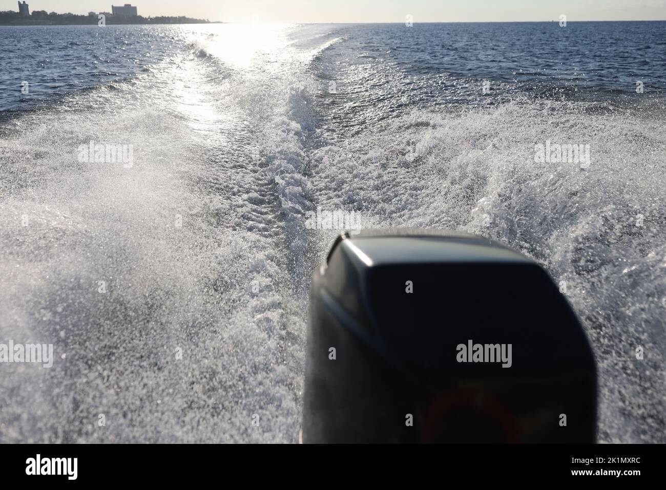 Moteur extérieur noir et bateau puissant pour la mer Banque D'Images