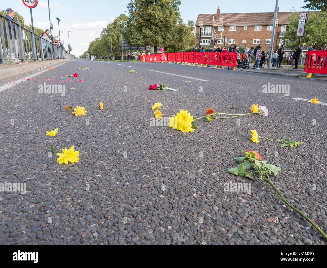 Fleurs laissées sur la route jetée au cœur de passage de la reine Elizabeth II, Londres, Royaume-Uni, sur son chemin vers son enterrement à la chapelle Saint-Georges, Château de Windosor, Royaume-Uni. Banque D'Images