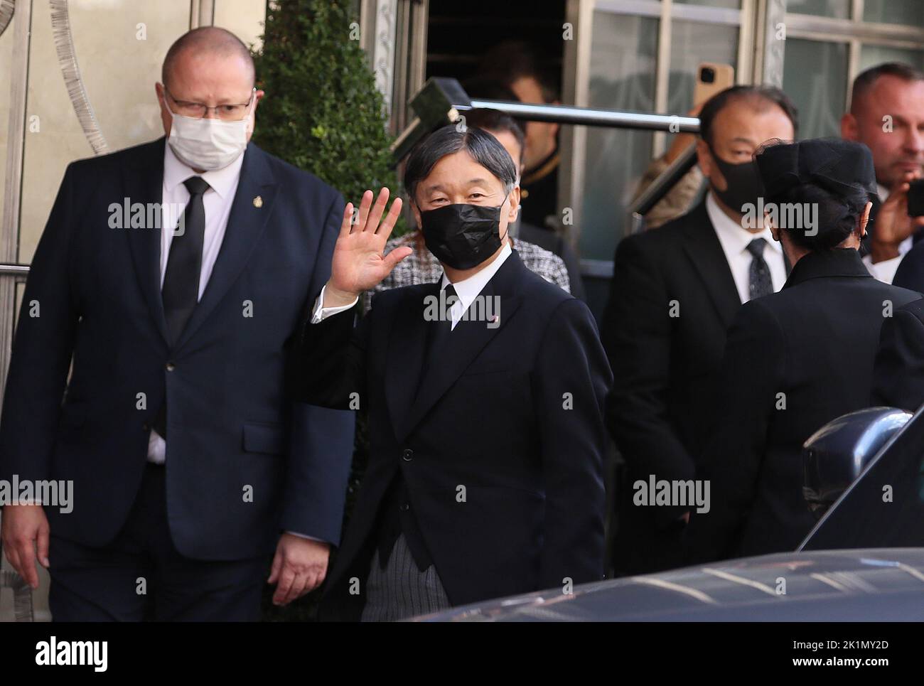 L'empereur Naruhito du Japon arrive à l'hôtel cinq étoiles de Claridge à Londres après avoir assisté au funérailles d'État du monarque britannique Queen Elizabeth II Banque D'Images