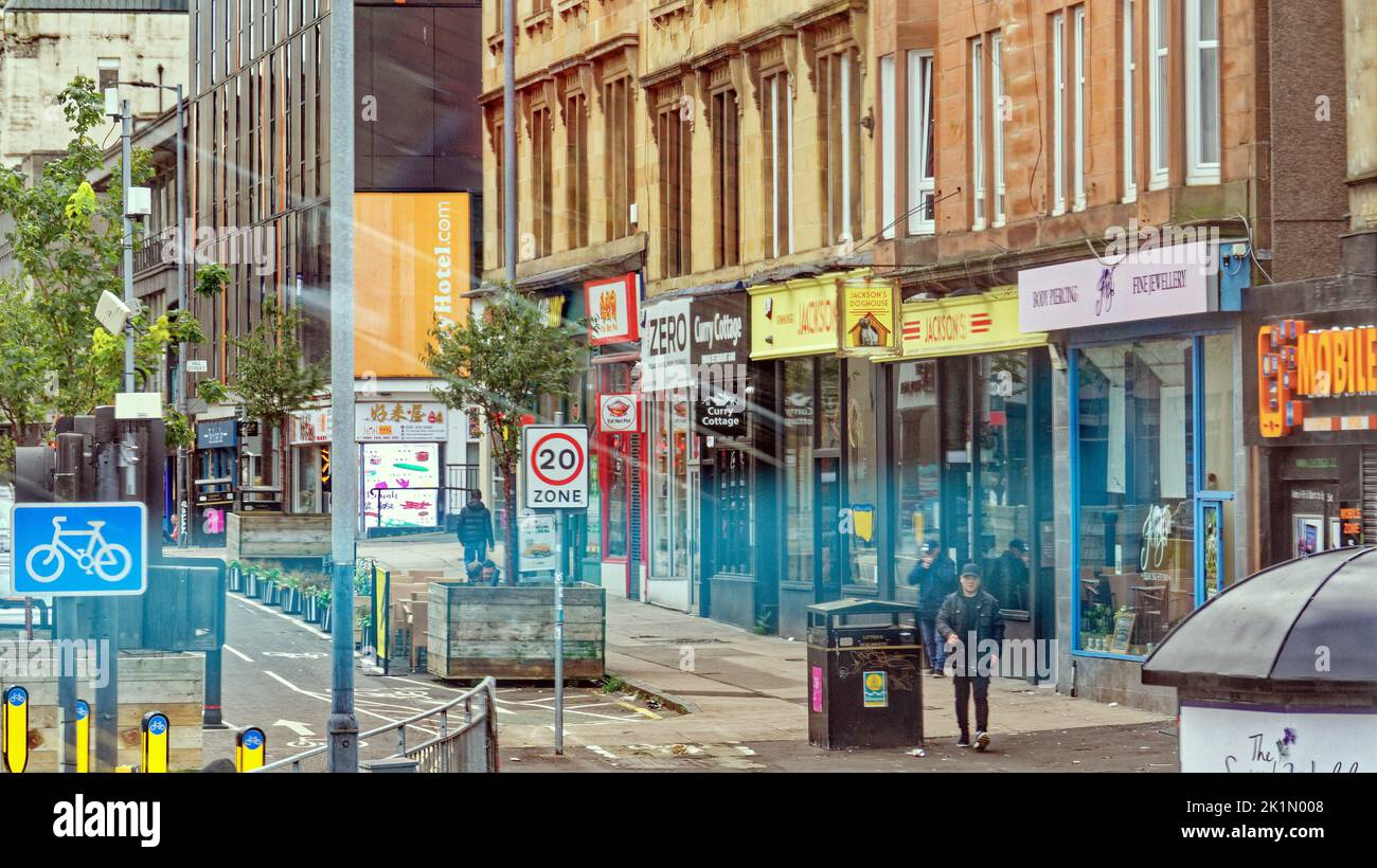 Glasgow, Écosse, Royaume-Uni 19th septembre 2022. La reine Elizabeth emplie les rues alors que la combinaison de magasins fermés et de la couverture télévisée a vu un paysage de dystopie désolées dans la ville. La célèbre rue sauchiehall était privée de clients. Crédit Gerard Ferry/Alay Live News Banque D'Images