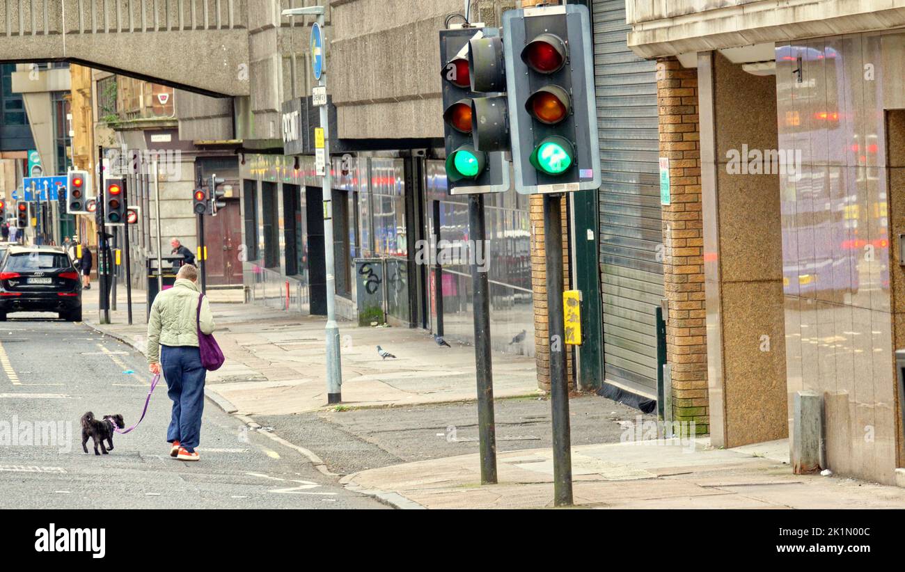 Glasgow, Écosse, Royaume-Uni 19th septembre 2022. La reine Elizabeth emplie les rues alors que la combinaison de magasins fermés et de la couverture télévisée a vu un paysage de dystopie désolées dans la ville. La célèbre rue sauchiehall était privée de clients. Crédit Gerard Ferry/Alay Live News Banque D'Images