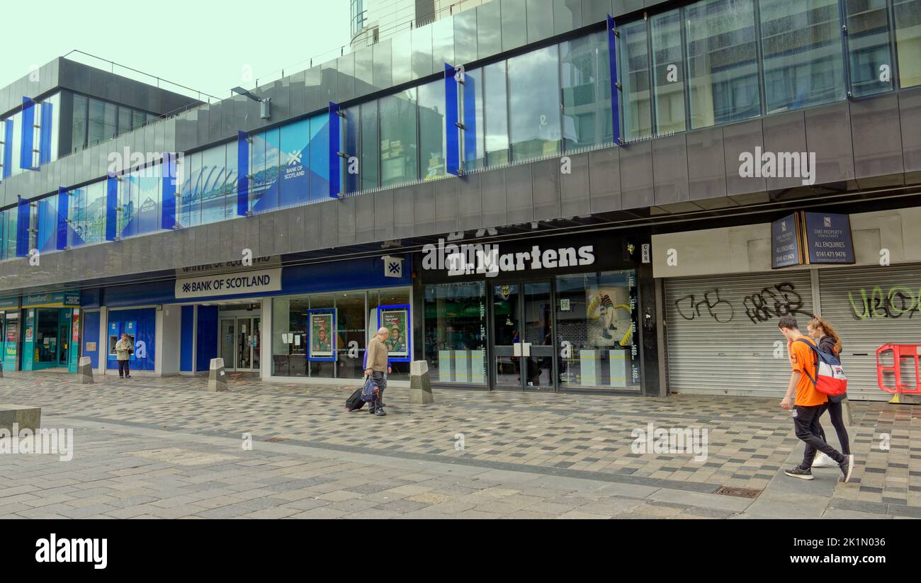 Glasgow, Écosse, Royaume-Uni 19th septembre 2022. La reine Elizabeth emplie les rues alors que la combinaison de magasins fermés et de la couverture télévisée a vu un paysage de dystopie désolées dans la ville. La célèbre rue sauchiehall était privée de clients. Crédit Gerard Ferry/Alay Live News Banque D'Images