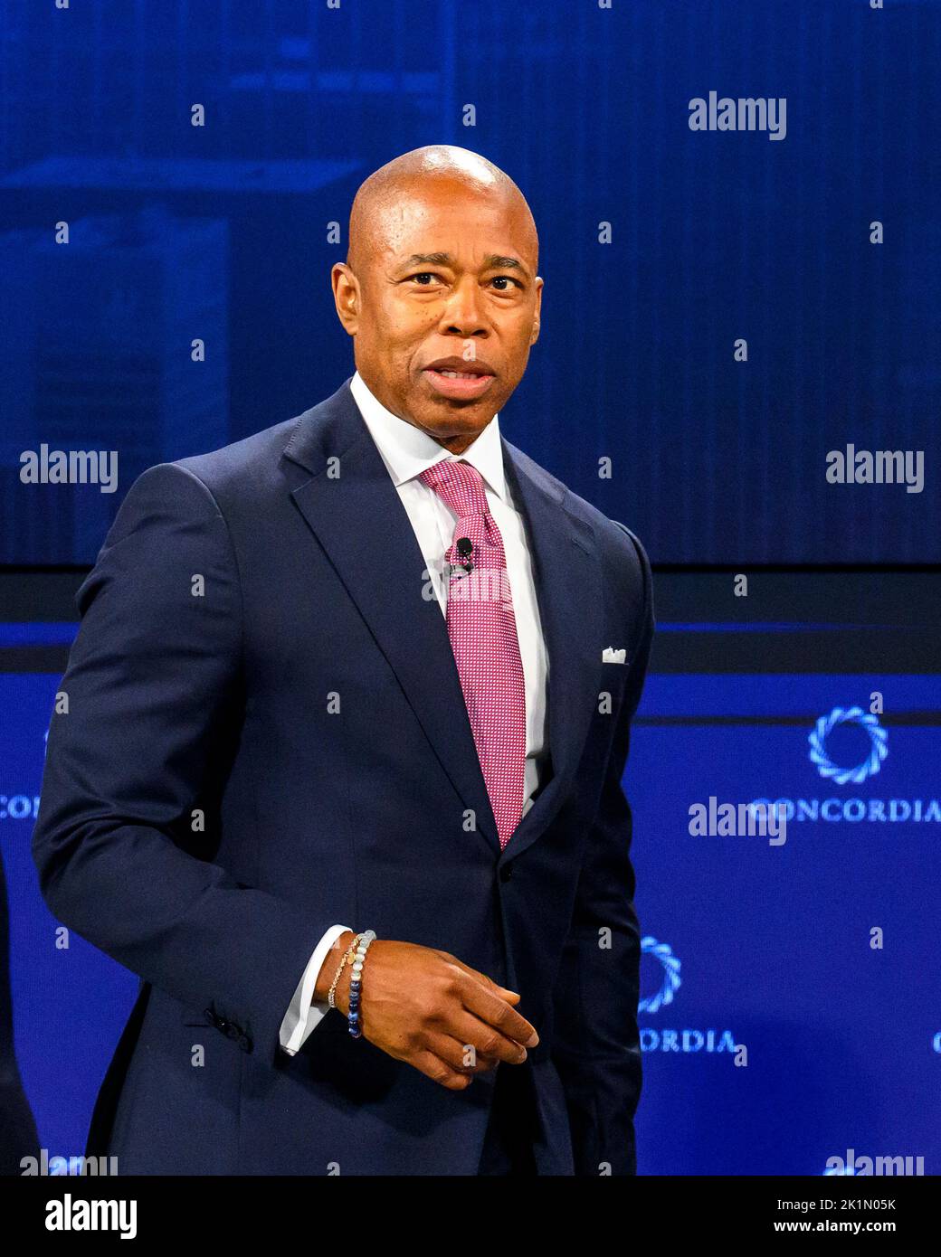 New York, États-Unis. 19th septembre 2022. Le maire de New York, Eric Adams, arrive à la séance d'ouverture du Sommet annuel de Concordia de 2022. Le forum annuel sur les affaires internationales réunit les dirigeants des entreprises, des gouvernements et des organisations à but non lucratif de la ville de New York, en même temps que l'Assemblée générale des Nations Unies. Credit: Enrique Shore/Alay Live News Banque D'Images