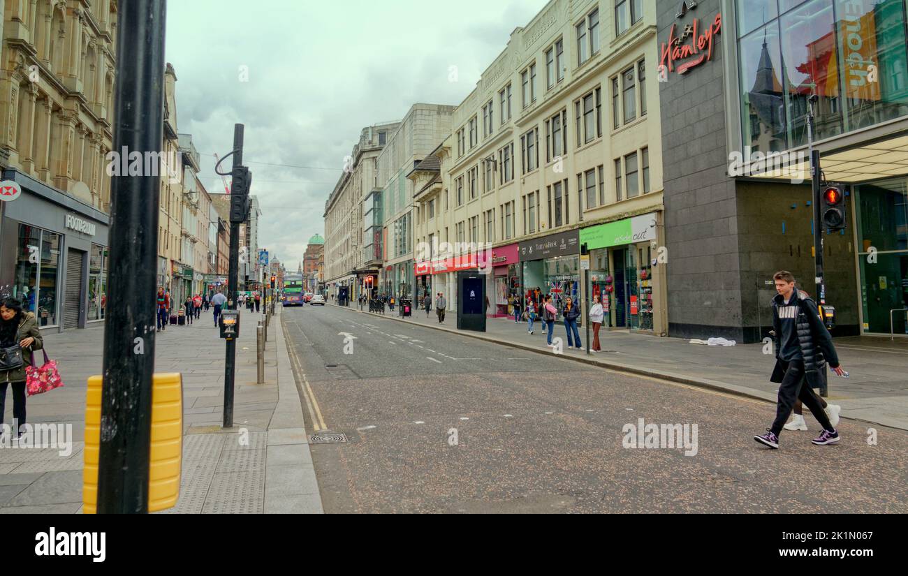 Glasgow, Écosse, Royaume-Uni 19th septembre 2022. La reine Elizabeth emplie les rues alors que la combinaison de magasins fermés et de la couverture télévisée a vu un paysage de dystopie désolées dans la ville. Crédit Gerard Ferry/Alay Live News Banque D'Images