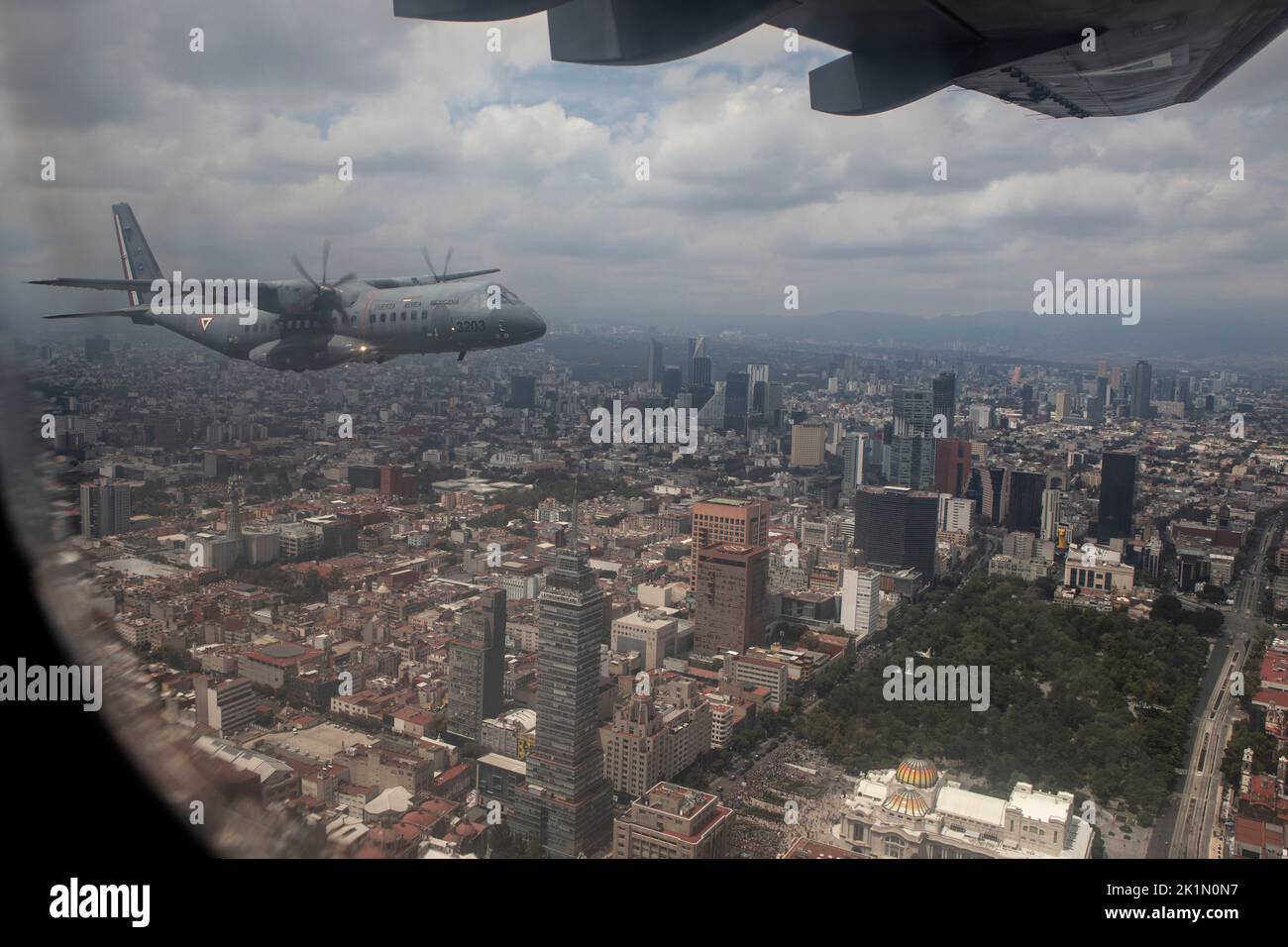 Mexiko Stadt, Mexique. 16th septembre 2022. Un avion de l'Armée de l'Air du Mexique survole la capitale lors d'un défilé militaire célébrant le 200th anniversaire de l'indépendance du pays. Crédit : Jacky Muniello/dpa/Alay Live News Banque D'Images