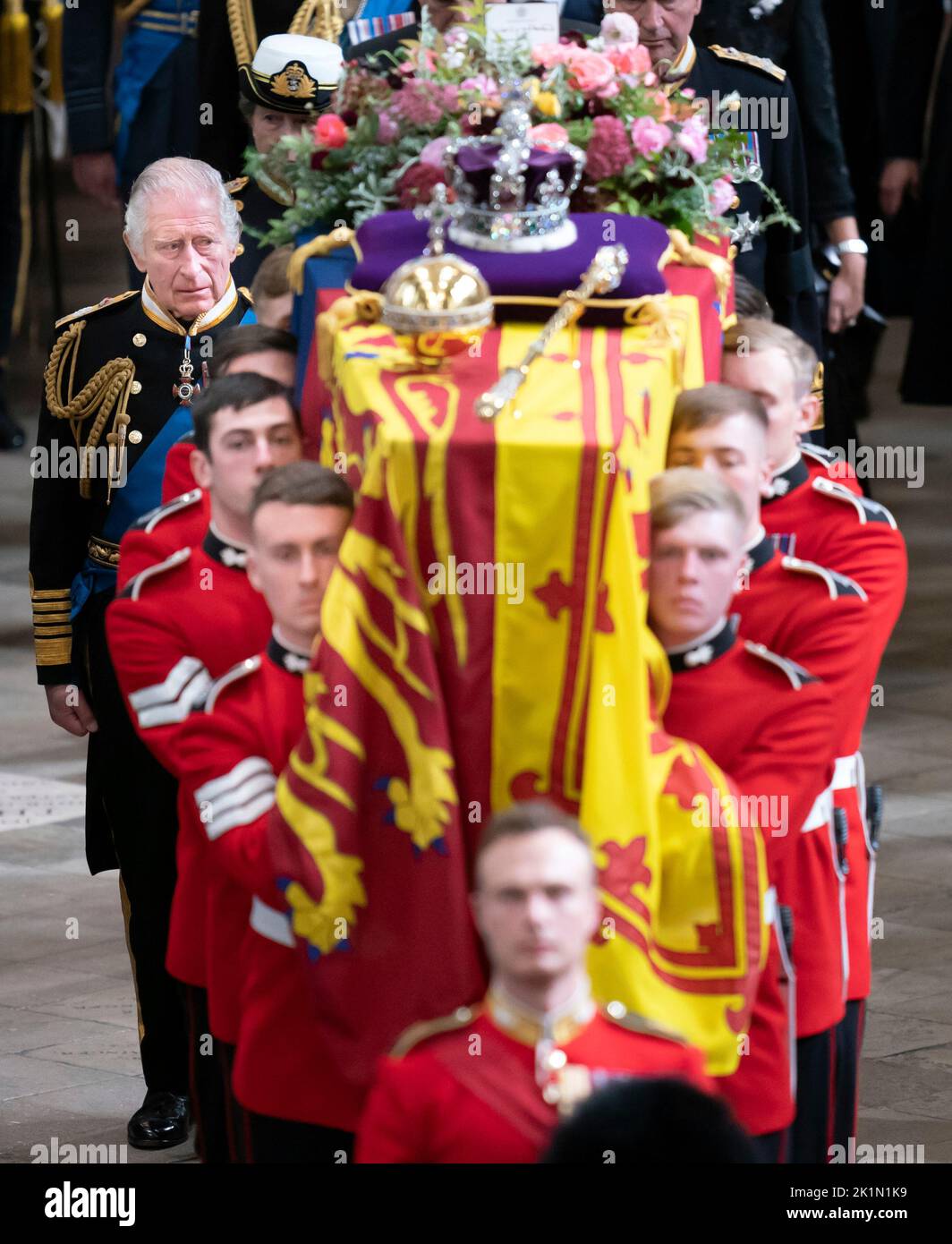 Le roi Charles III et les membres de la famille royale suivent derrière le cercueil de la reine Elizabeth II, drapé dans l'étalon royal avec la couronne d'État impériale et l'orbe et le sceptre du souverain, comme il est effectué de l'abbaye de Westminster après son funérailles d'État. Date de la photo: Lundi 19 septembre 2022. Voir l'histoire de PA, LA reine FUNÉRAIRE. Le crédit photo devrait se lire comme suit : Danny Lawson/PA Wire Banque D'Images