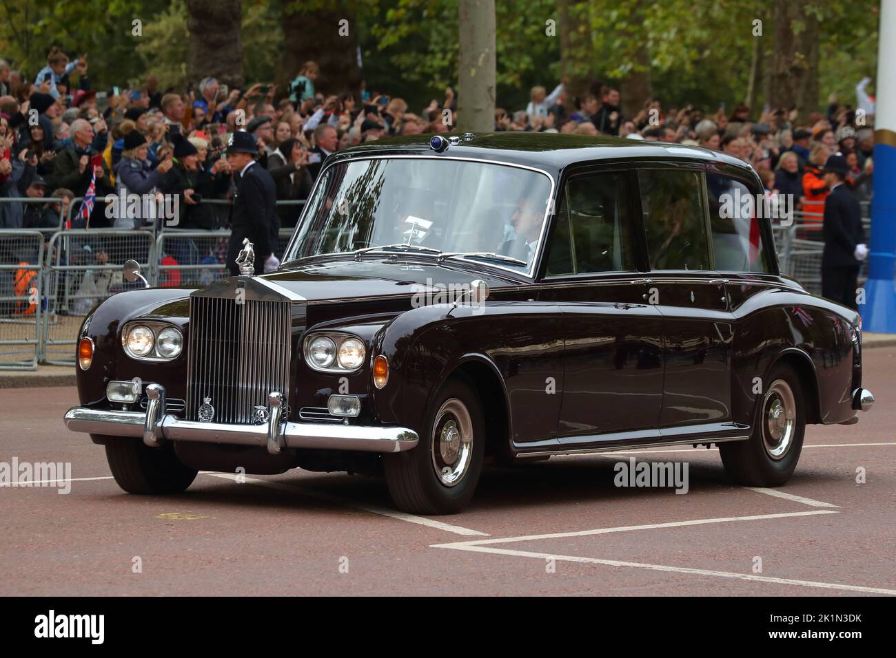 Londres, Royaume-Uni. 19th septembre 2022. La reine Consort Camilla, la princesse Kate, le prince George et la princesse Charlotte se rendent à la cathédrale de Westminster pour les funérailles de la reine Elizabeth II Credit: Uwe Deffner/Alay Live News Banque D'Images