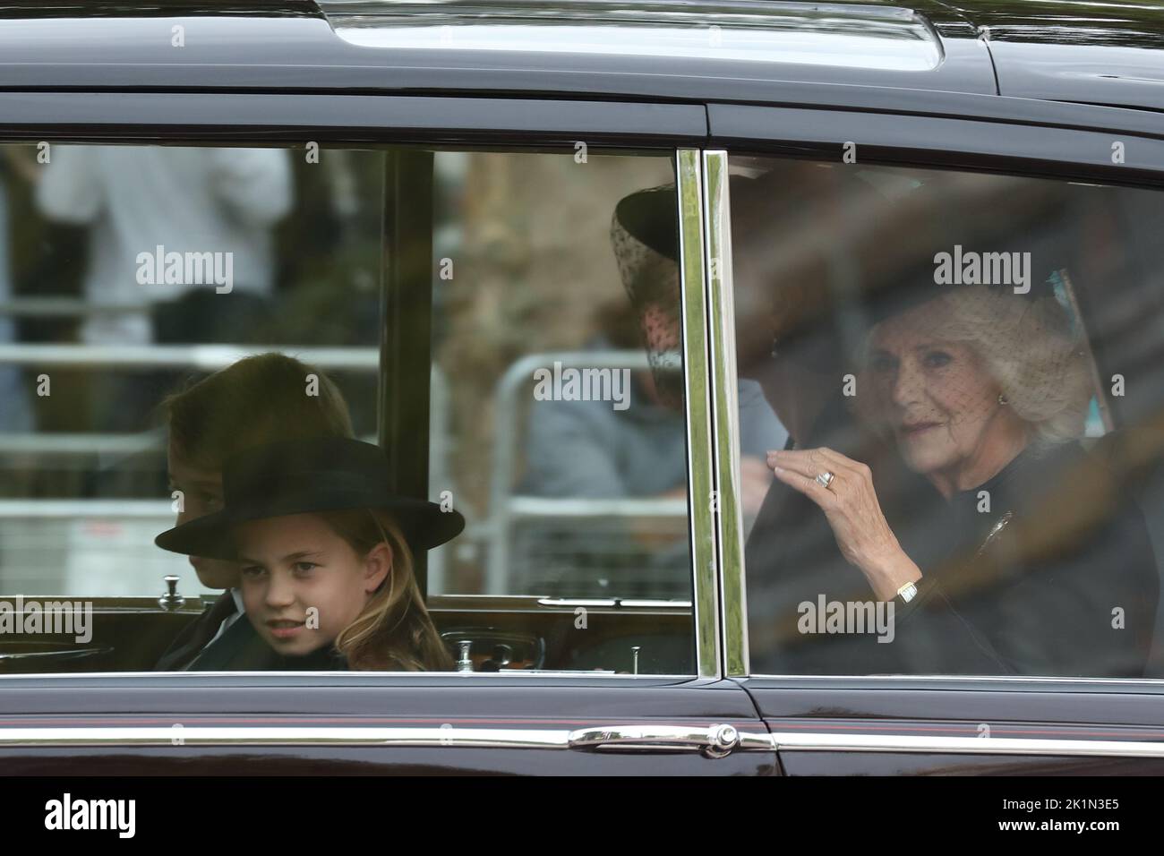 Londres, Royaume-Uni. 19th septembre 2022. La reine Consort Camilla, la princesse Kate, le prince George et la princesse Charlotte se rendent à la cathédrale de Westminster pour les funérailles de la reine Elizabeth II Credit: Uwe Deffner/Alay Live News Banque D'Images