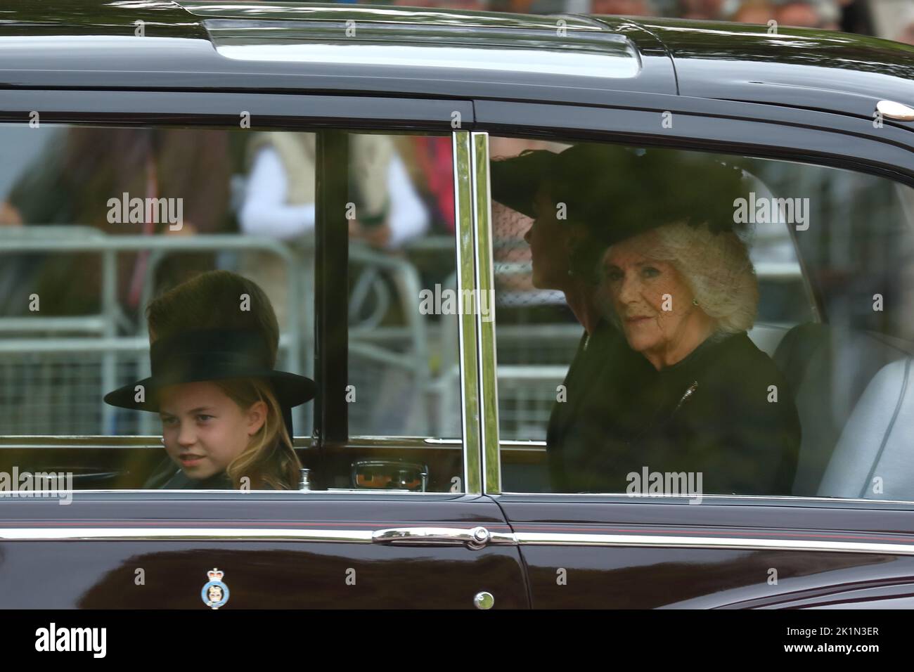 Londres, Royaume-Uni. 19th septembre 2022. La reine Consort Camilla, la princesse Kate, le prince George et la princesse Charlotte se rendent à la cathédrale de Westminster pour les funérailles de la reine Elizabeth II Credit: Uwe Deffner/Alay Live News Banque D'Images