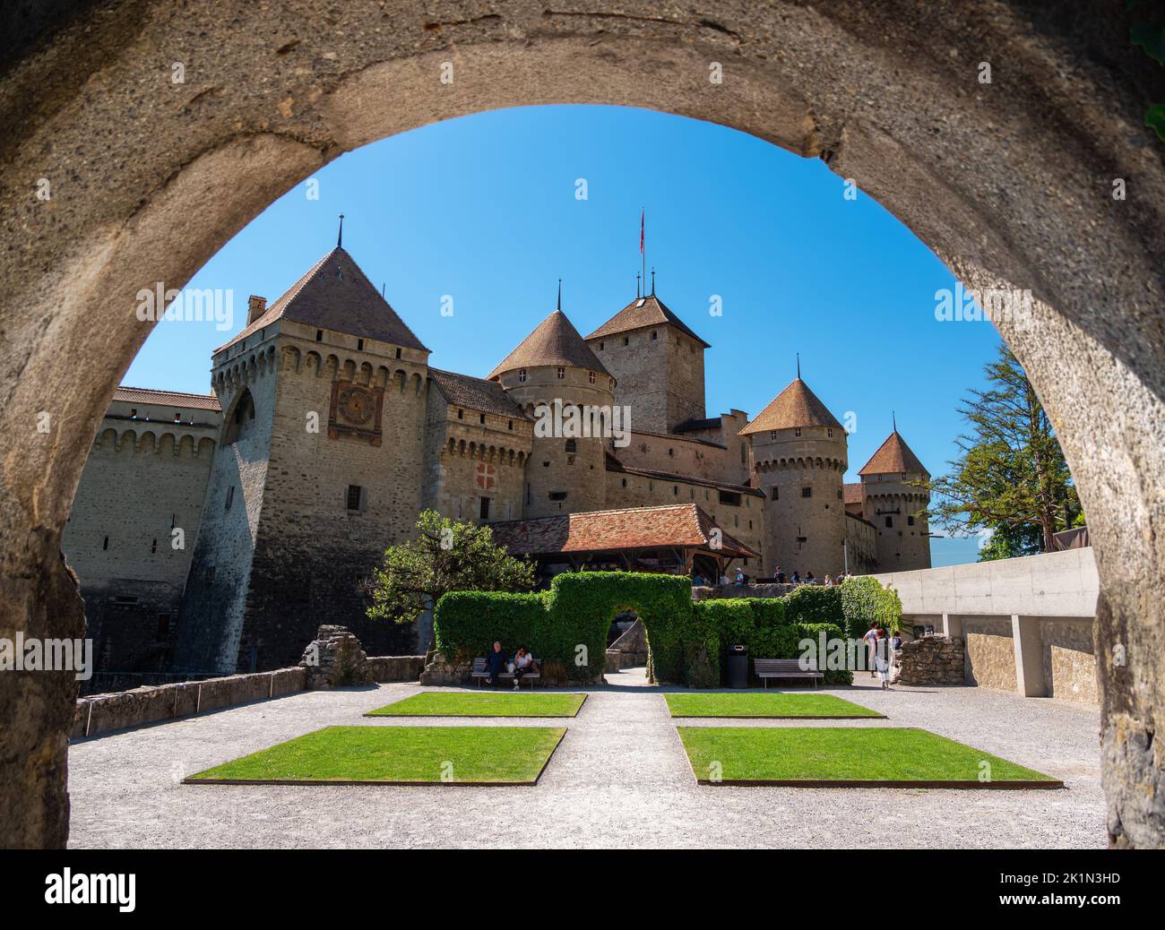 Chillon, Suisse - 14 juillet 2022 : vue à travers l'arcade du château médiéval de Chillon sur le lac Léman Banque D'Images