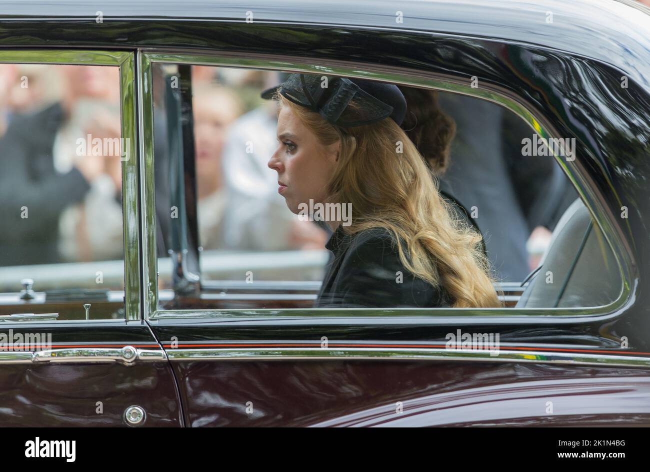 Londres Royaume-Uni 19th septembre 2022 la princesse Beatrice et la princesse Eugénie ont conduit pendant qu'ils suivent le cercueil de la reine Elizabeth ll pendant les funérailles Banque D'Images