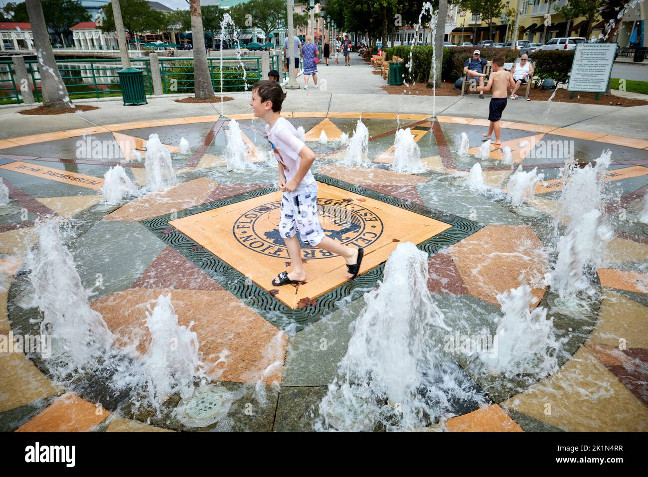 La banlieue de Floride d'Orlando Celebration est un lieu de recensement et de communauté désigné par le maître, Lakeside Promenade Fountain Banque D'Images