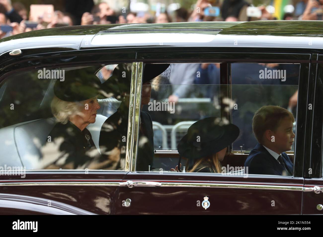 Londres, Royaume-Uni. 19th septembre 2022. La reine Consort Camilla, la princesse Kate, le prince George et la princesse Charlotte suivent la cour des funérailles de la reine Elizabeth II Credit: Uwe Deffner/Alay Live News Banque D'Images