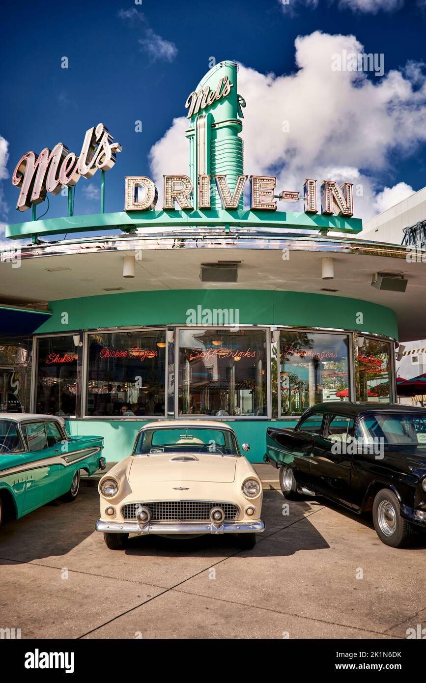 Universal Studios Florida parc à thème Mels conduire dans un café avec des voitures classiques américaines des années 1960 Banque D'Images
