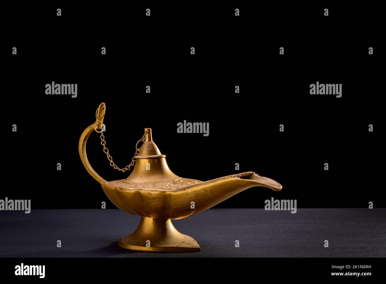 Lampe magique d'Aladdin isolée sur fond noir Banque D'Images