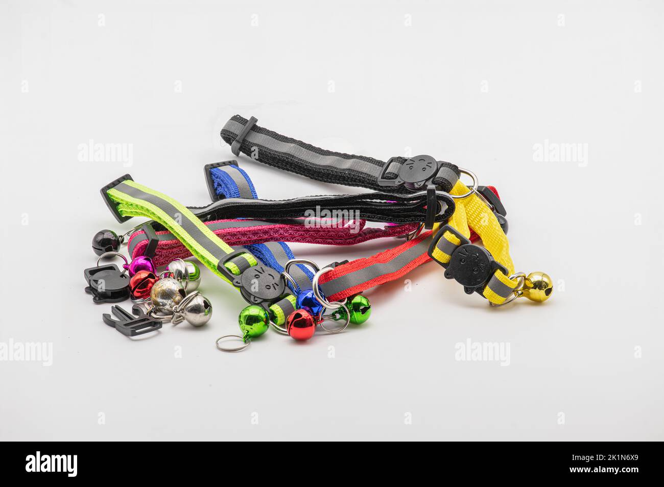 Pile de colliers et de cloches de rechange pour le chat. Banque D'Images