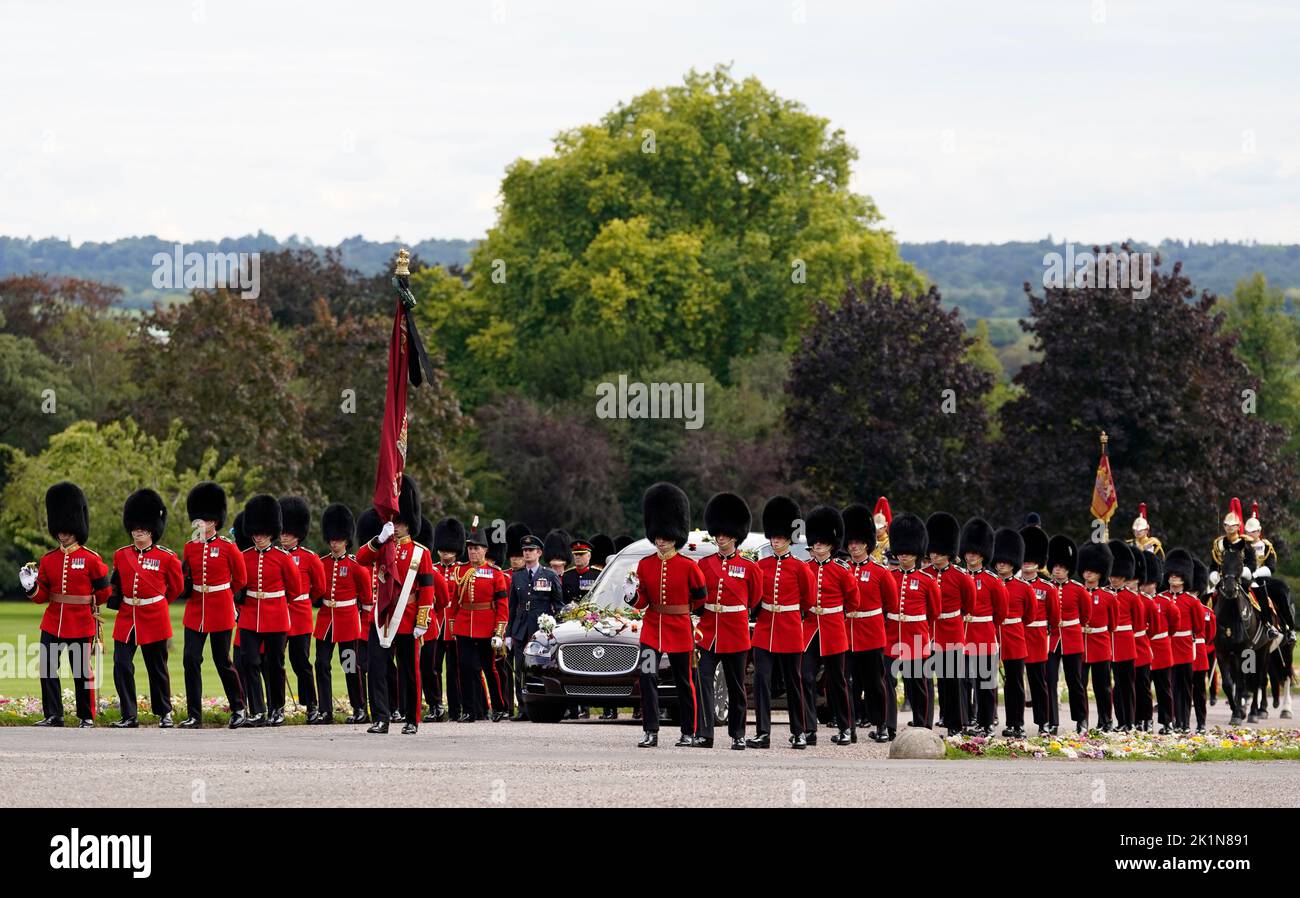 Les soldats des gardes Grenadiers escortent la garde d'État en portant le  cercueil de la reine Elizabeth II, drapé dans la norme royale avec la  Couronne d'État impériale et l'orbe et le