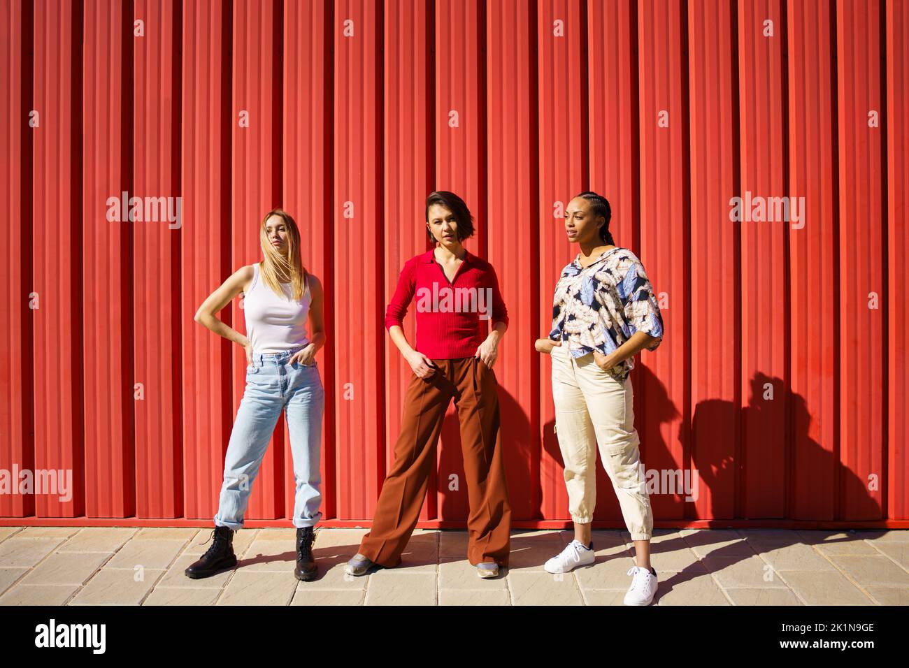 Diverses femmes debout près du mur Banque D'Images