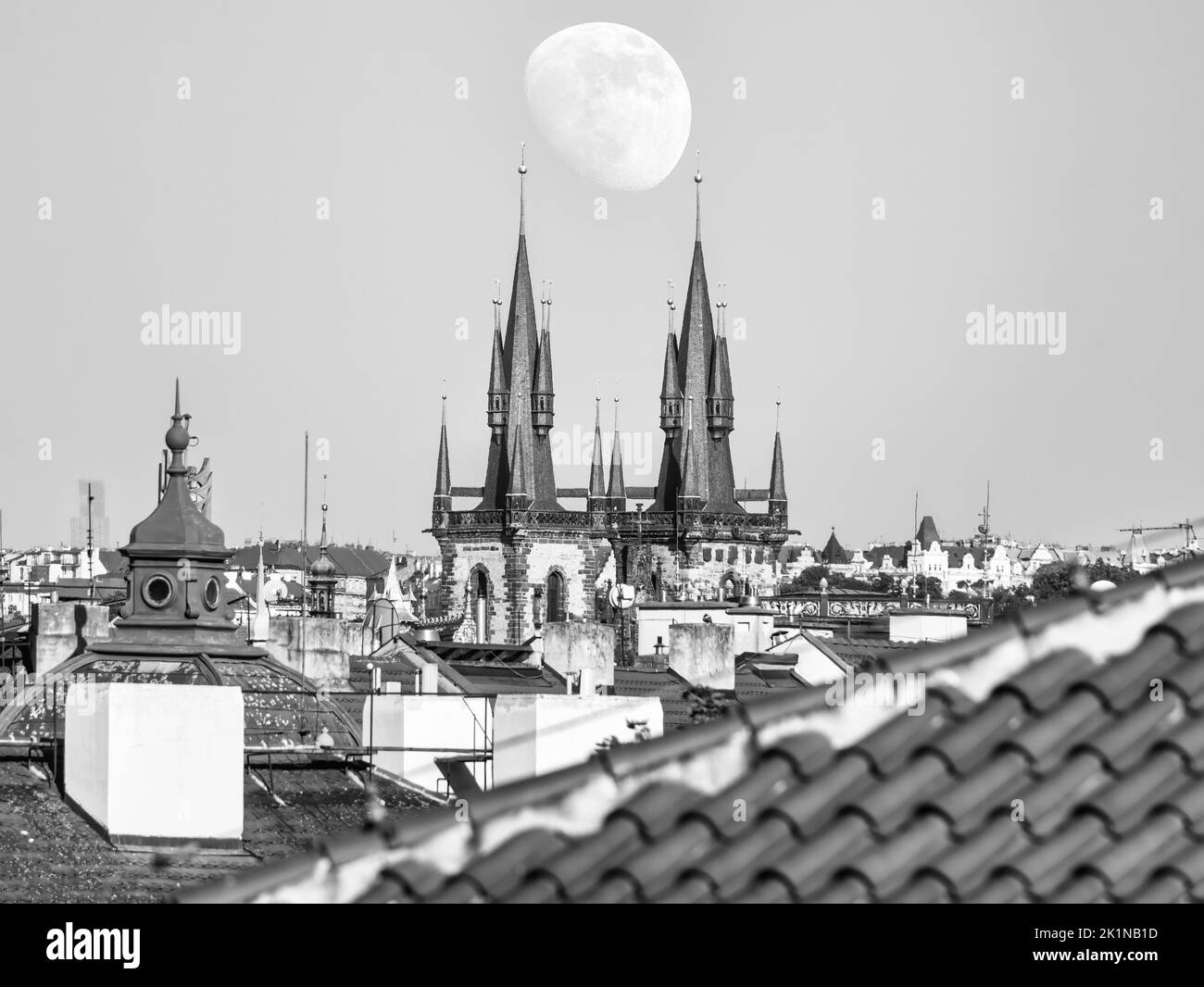 Image monochrome avec les deux tours gothiques de l'église notre-Dame avant Týn (Chram Matky Bozí pred Tynem) dans la vieille ville de Prague, CZE Banque D'Images