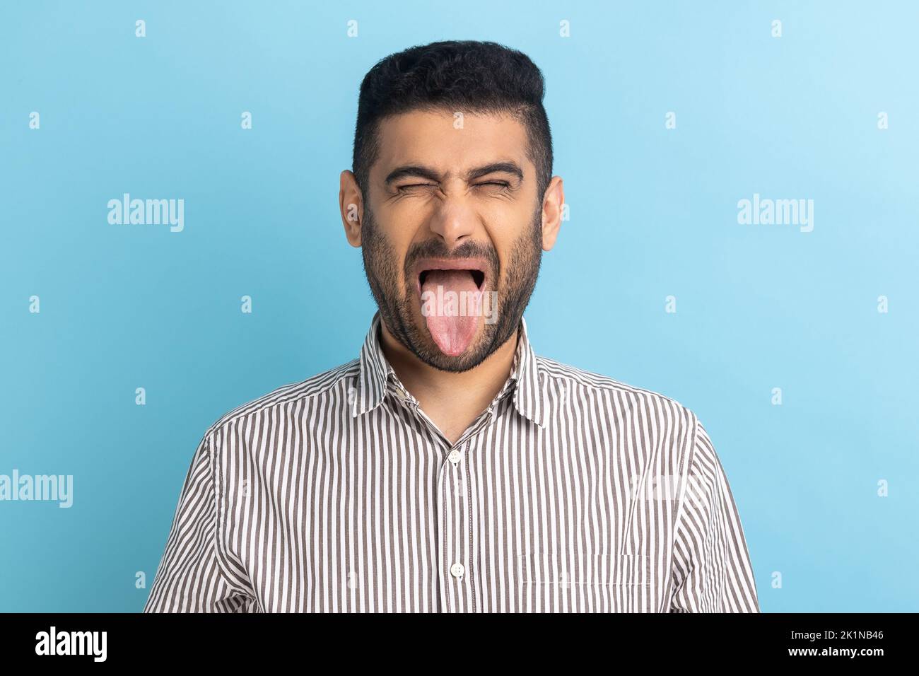 Photo d'un jeune homme d'affaires fou et fou, tout en gardant les yeux