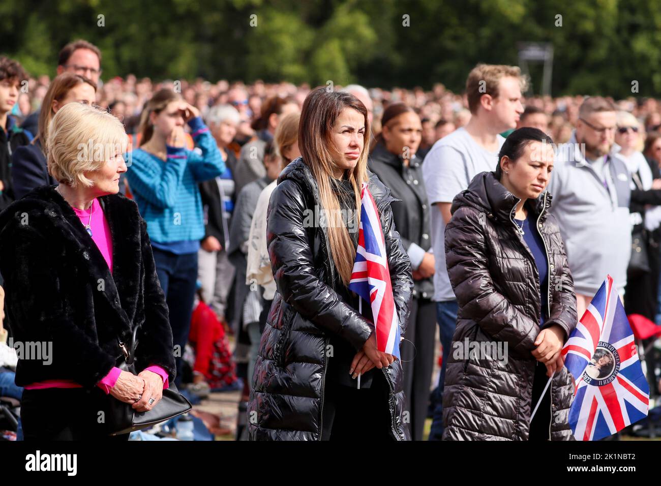 Des milliers de membres du public regardent les funérailles d'État de la reine Elizabeth II sur de grands écrans de Hyde Park à Londres. Banque D'Images