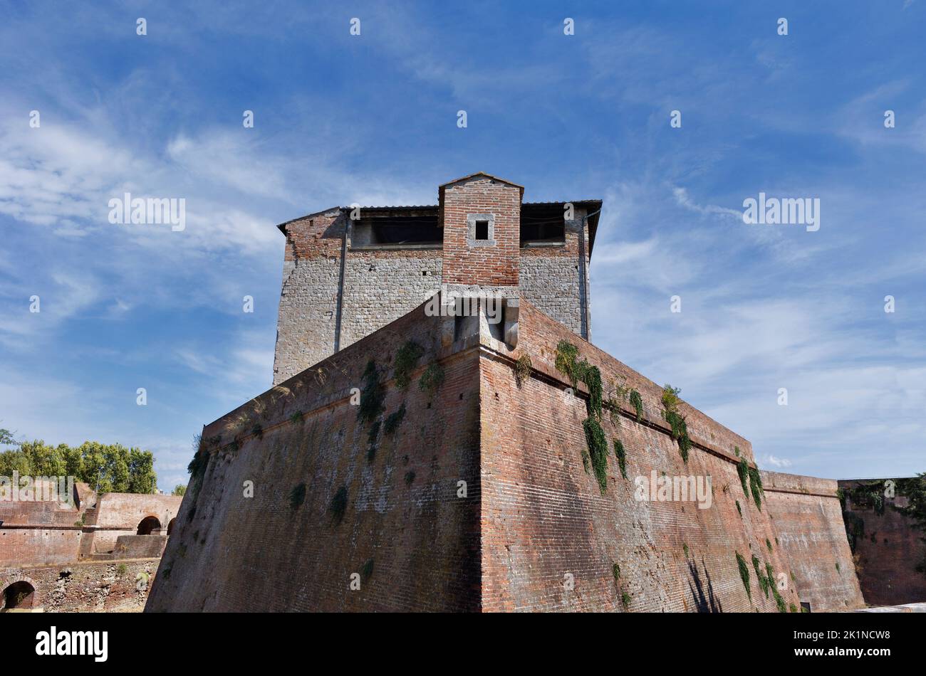 Grosseto , Italie , murs fortifiés des Médicis maintenant parc public et zone de marche Banque D'Images