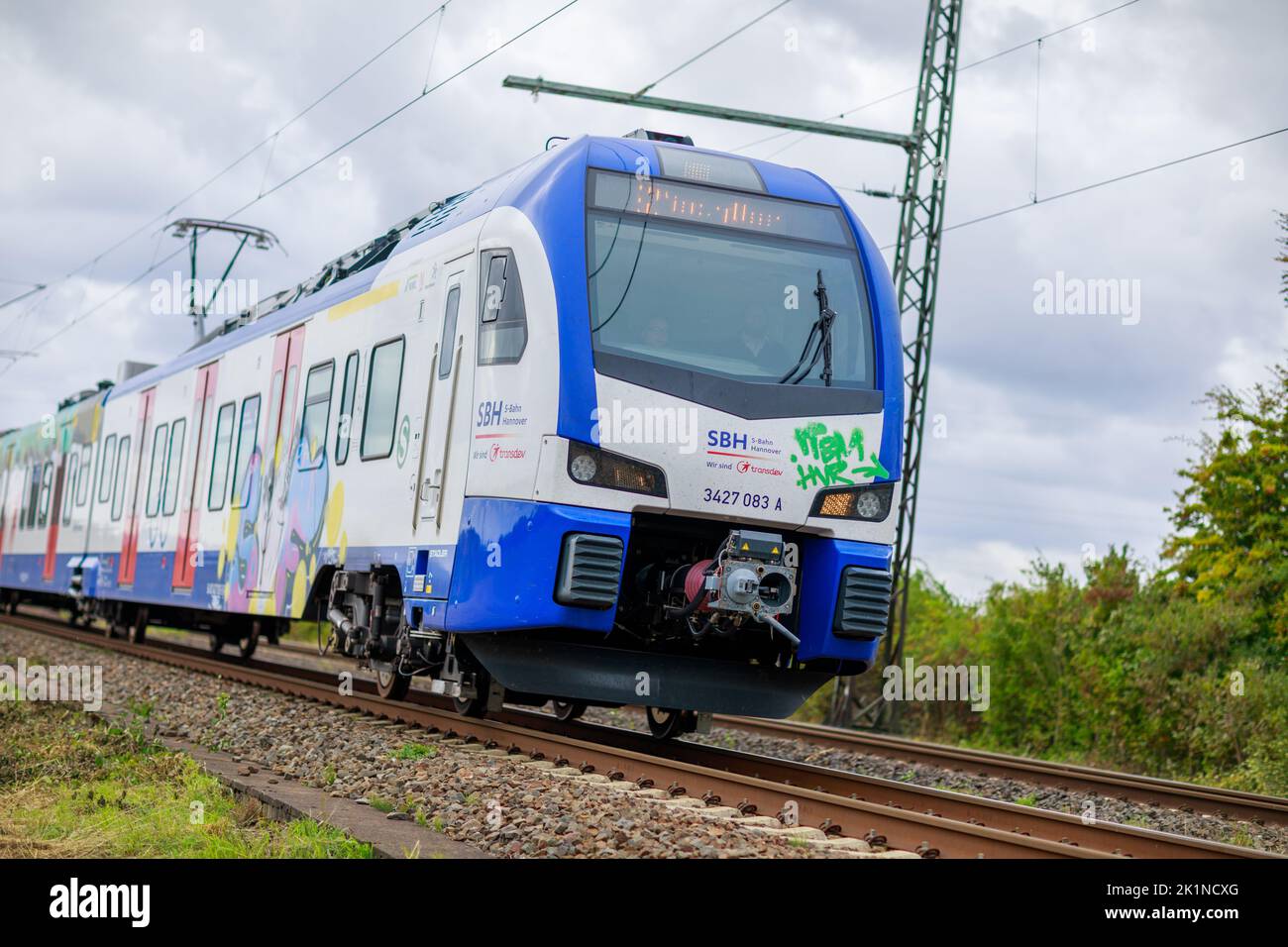 Hanovre/Allemagne - 17 septembre 2022: Train de SBH, Transdev (S-Bahn Hannover) conduit sur la voie ferrée à Hanovre. Banque D'Images
