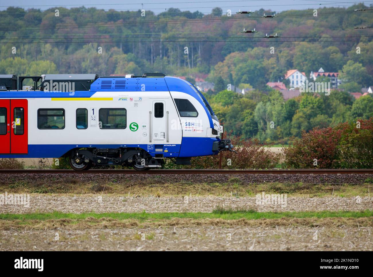 Hanovre/Allemagne - 17 septembre 2022: Train de SBH, Transdev (S-Bahn Hannover) conduit sur la voie ferrée à Hanovre. Banque D'Images