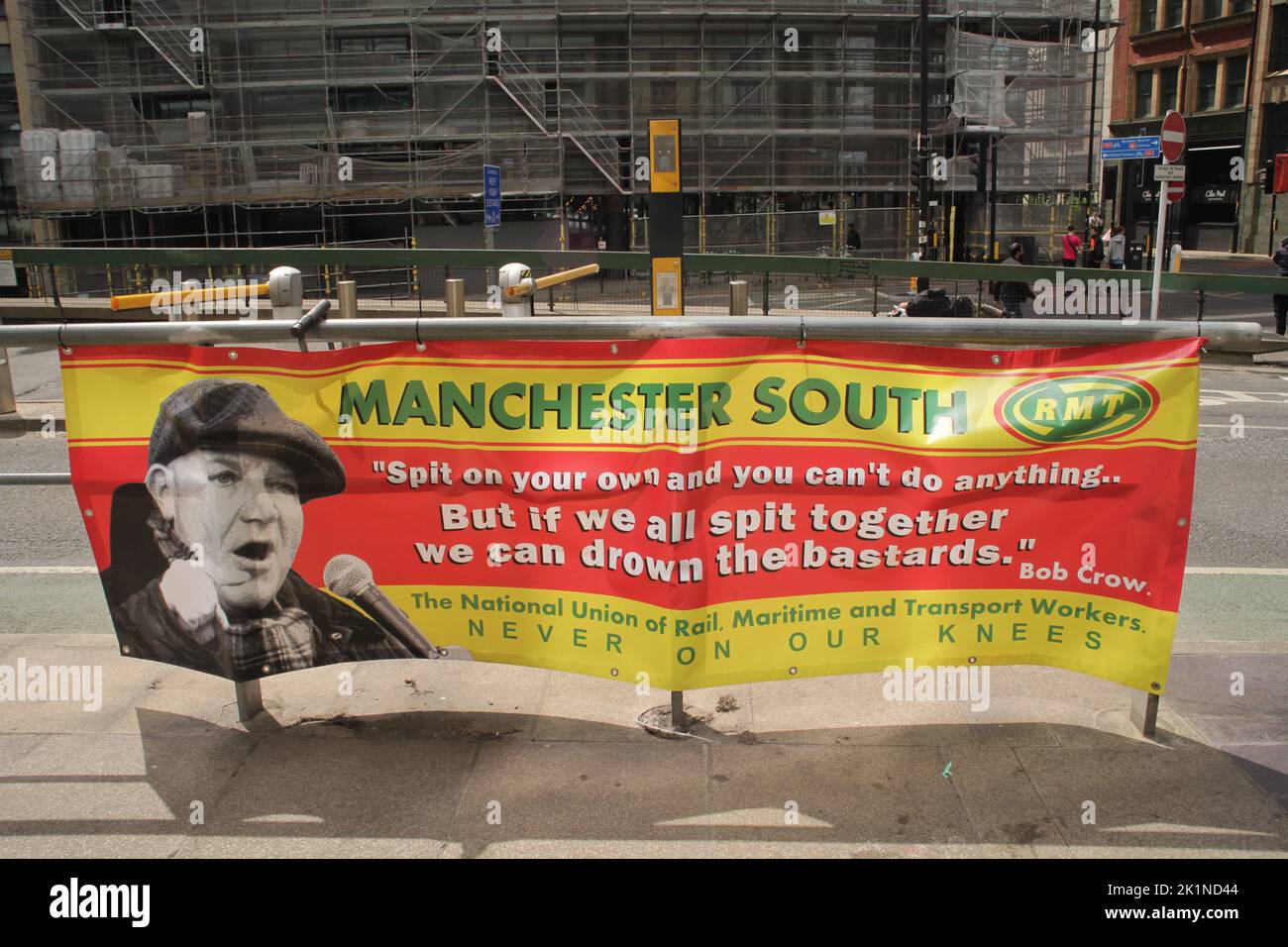 Manchester, Angleterre. Une bannière RMT (travailleurs des transports, des transports et des chemins de fer) devant la gare Piccadilly de Manchester en juin 2022. ©Ged Noonan/Alamy Banque D'Images