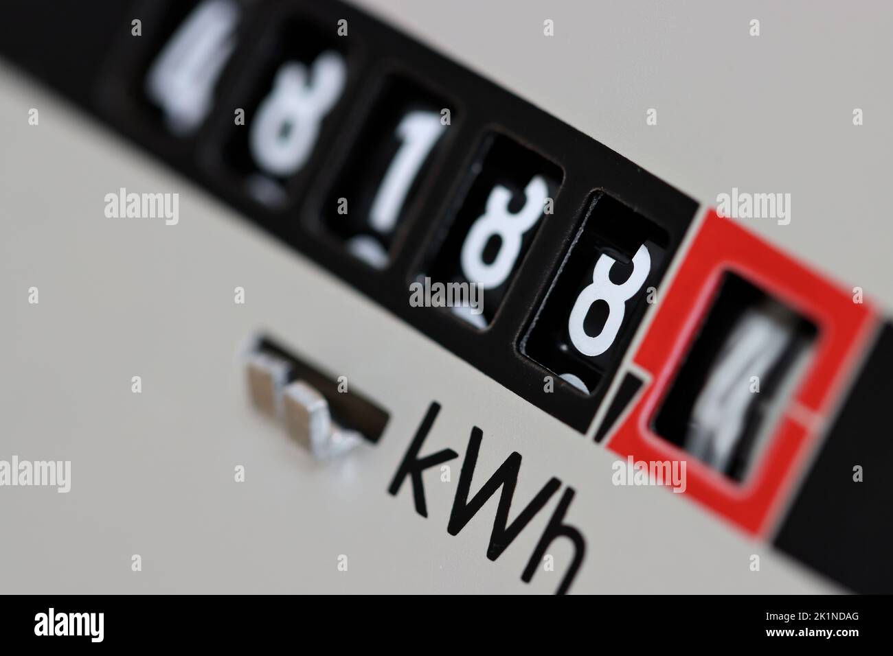 compteur électrique analogique à fonctionnement rapide dans un ménage privé Banque D'Images