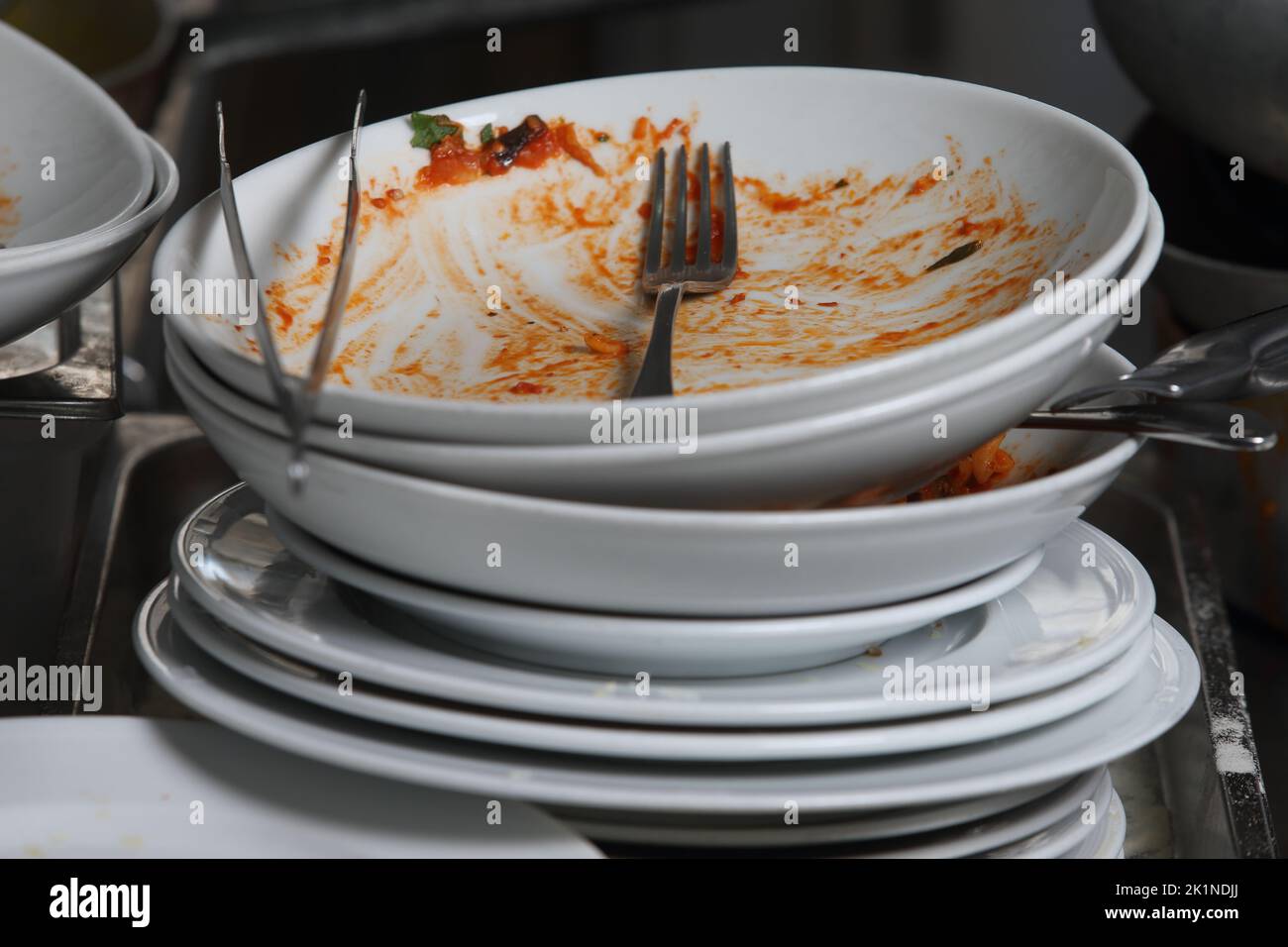 le restaurant et la restauration - vaisselle sale et vaisselle à laver dans la cuisine Banque D'Images