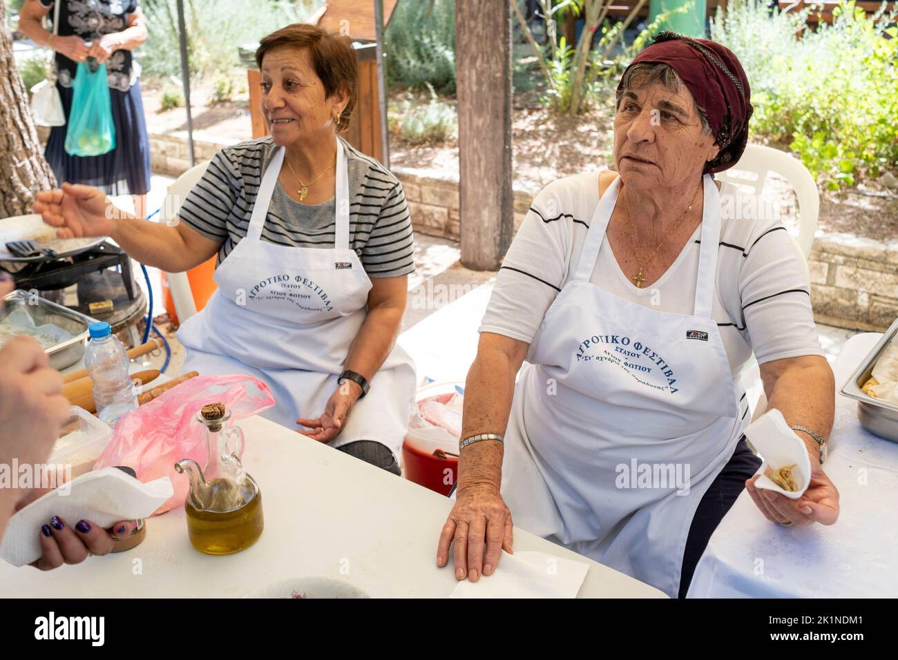 Les détenteurs de stalle vendant des produits chypriotes traditionnels au festival rural Statos-Ayios Fotios, Chypre. Banque D'Images