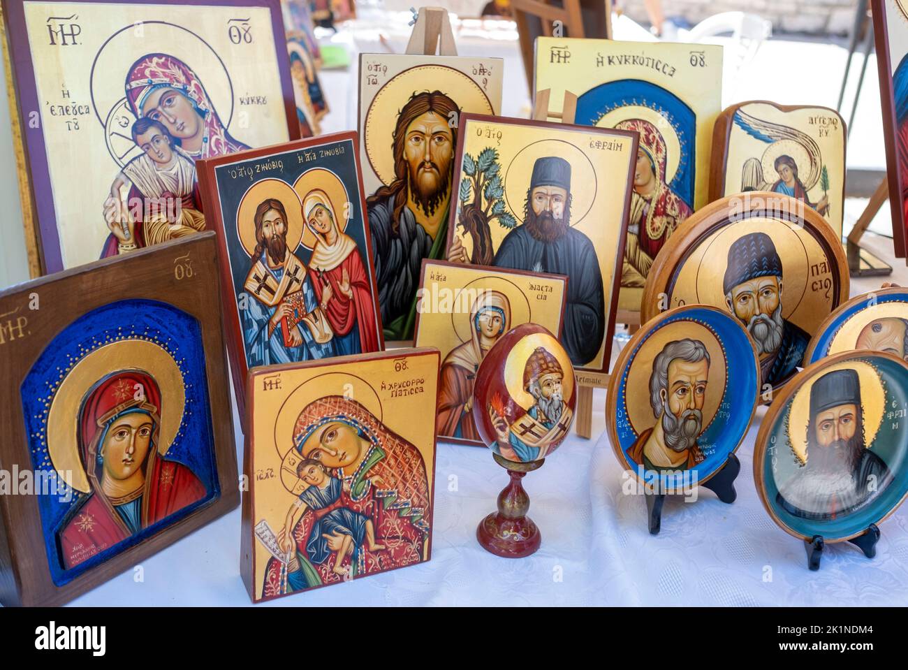 Icônes religieuses orthodoxes grecques en vente au Festival rural Statos-Ayios Fotios, Chypre. Banque D'Images