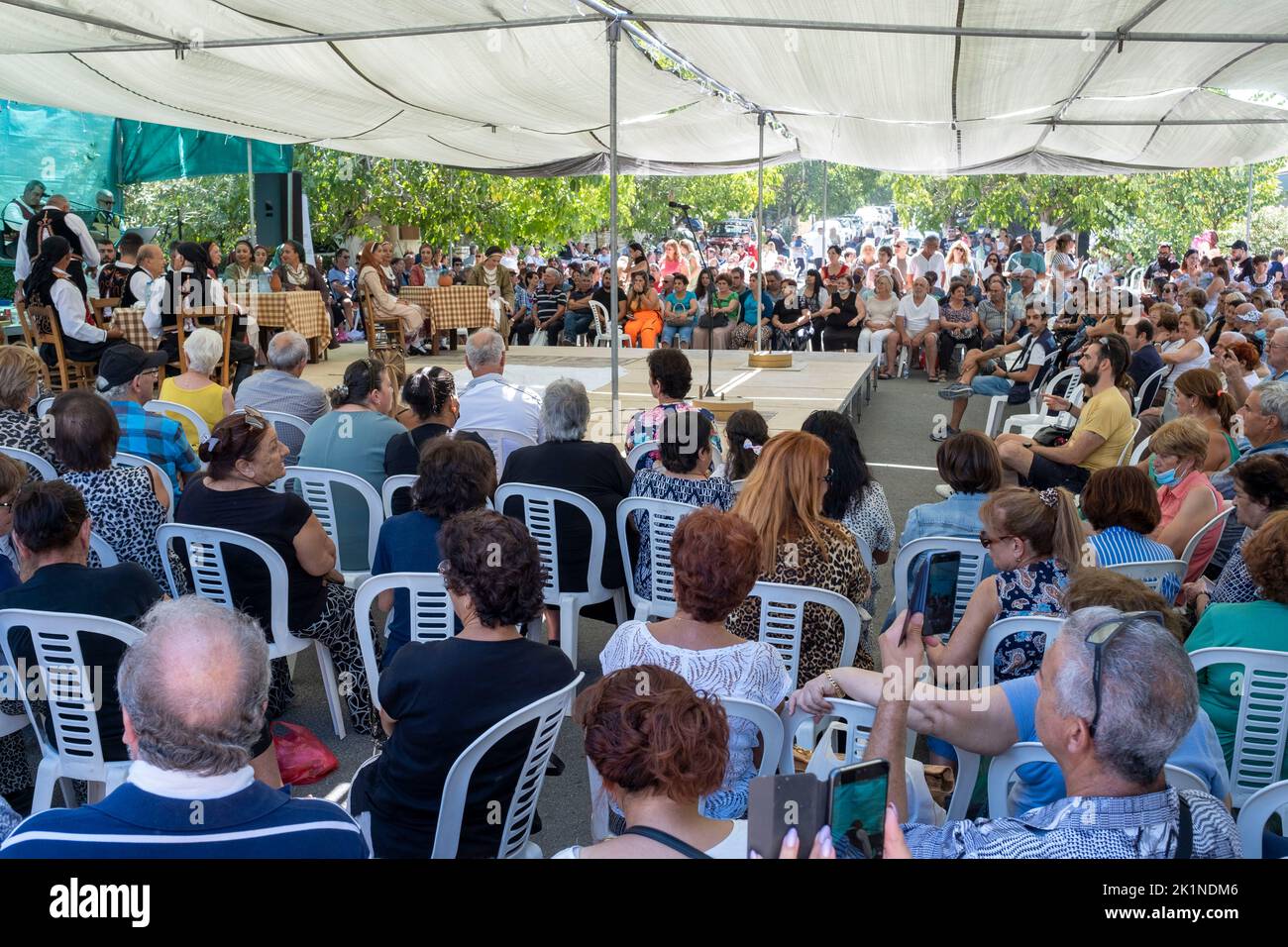 Les foules écoutent de la musique traditionnelle au festival rural Statos-Ayios Fotios, dans la région de Paphos, à Chypre. Banque D'Images