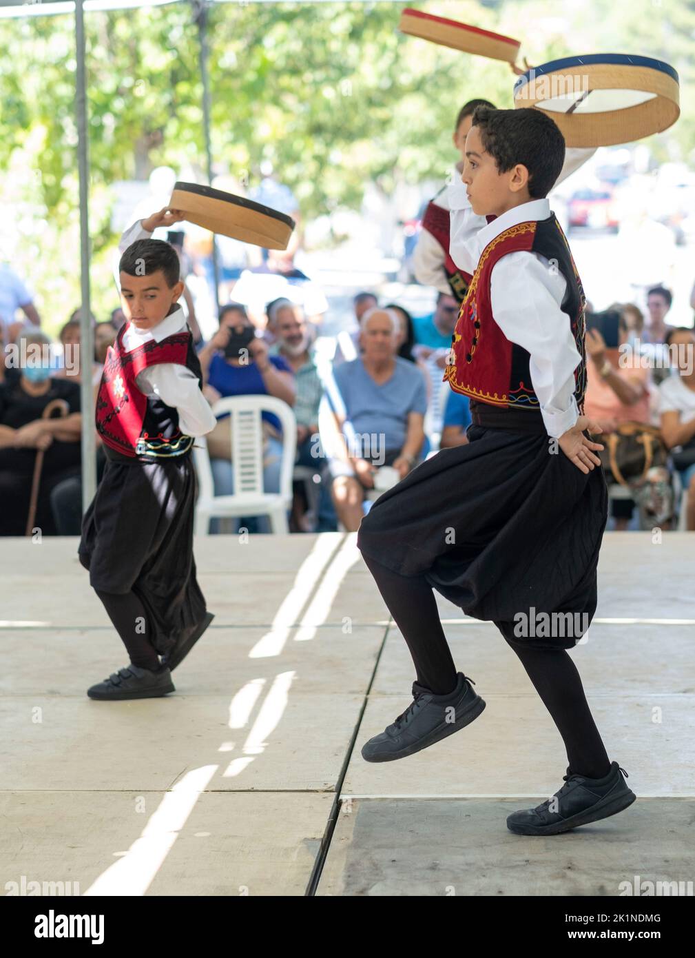 De jeunes danseurs chypriotes se produisent en costumes traditionnels au festival rural Statos-Agios Fotios, dans la région de Paphos, à Chypre. Banque D'Images