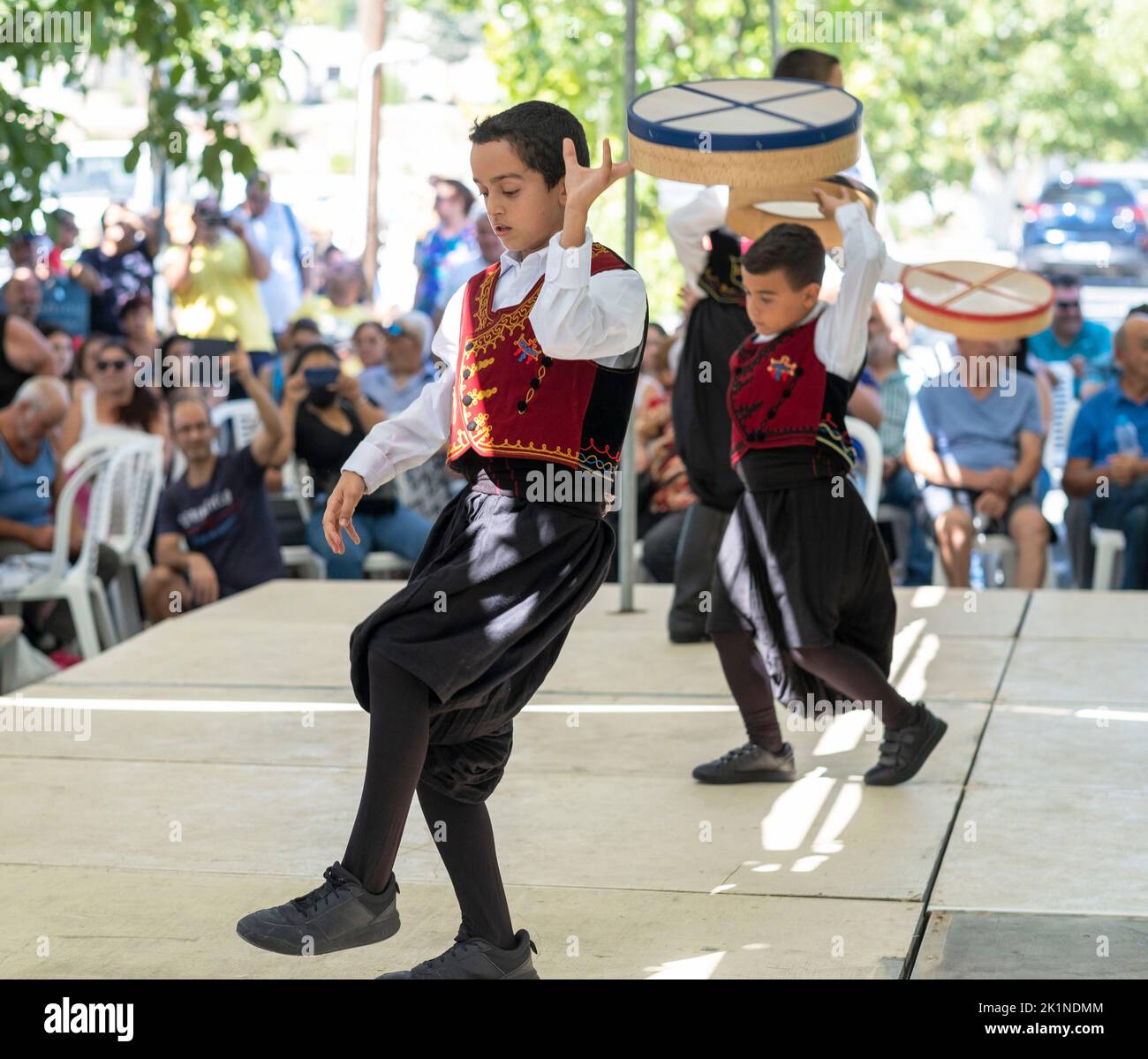 De jeunes danseurs chypriotes se produisent en costumes traditionnels au festival rural Statos-Agios Fotios, dans la région de Paphos, à Chypre. Banque D'Images