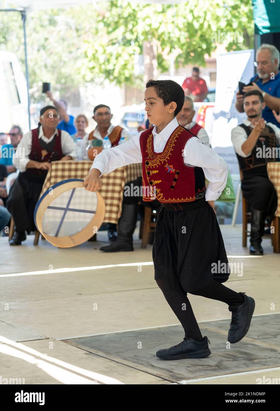 De jeunes danseurs chypriotes se produisent en costumes traditionnels au festival rural Statos-Agios Fotios, dans la région de Paphos, à Chypre. Banque D'Images