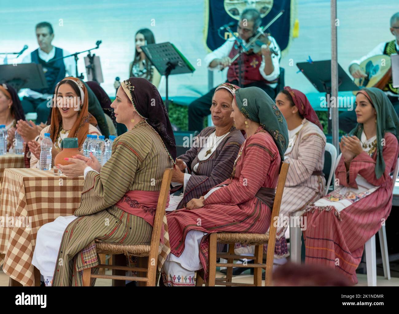 Les Cypriotes en costume traditionnel regardent des artistes au Festival rural Statos-Agios Fotios, région de Paphos, Chypre. Banque D'Images