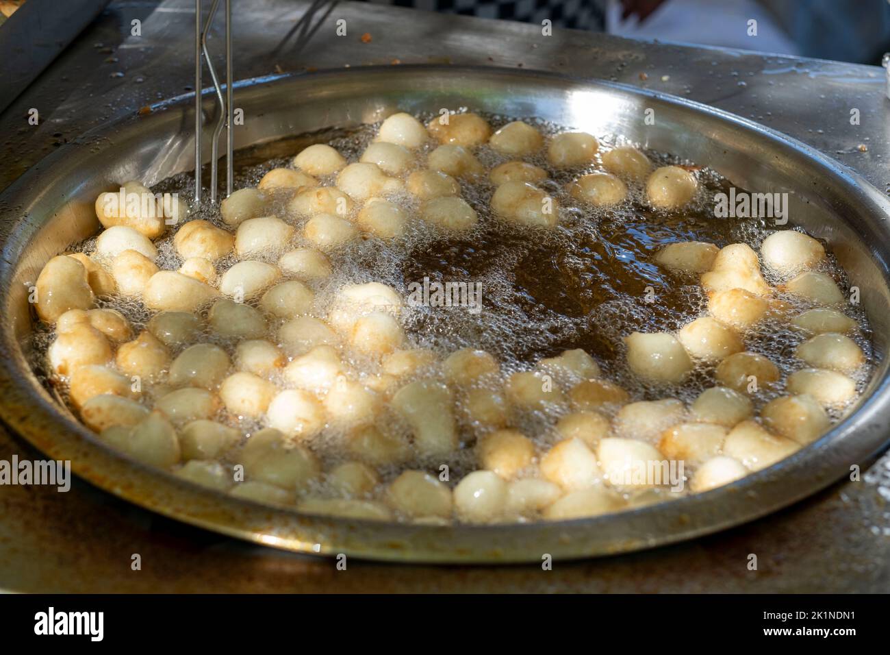 Loukoumades (beignets chypriotes) en cours de développement au Festival rural Statos-Agios Fotios, région de Paphos, Chypre Banque D'Images