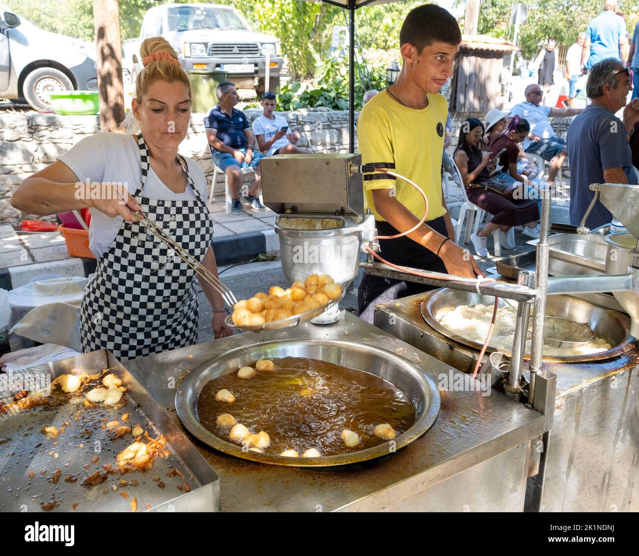 Loukoumades (beignets chypriotes) en cours de développement au Festival rural Statos-Agios Fotios, région de Paphos, Chypre Banque D'Images