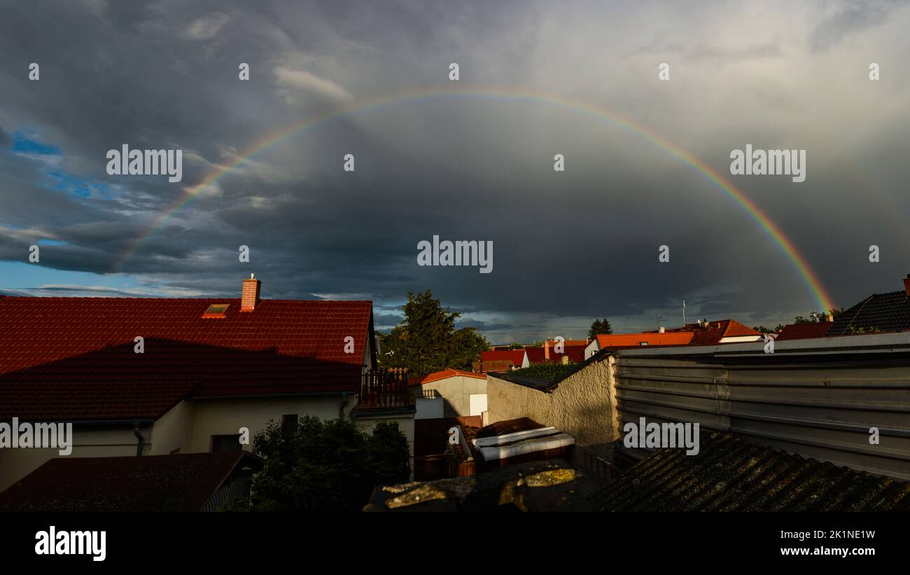 Panorama d'un arc-en-ciel dans un village tchèque par temps instable Banque D'Images