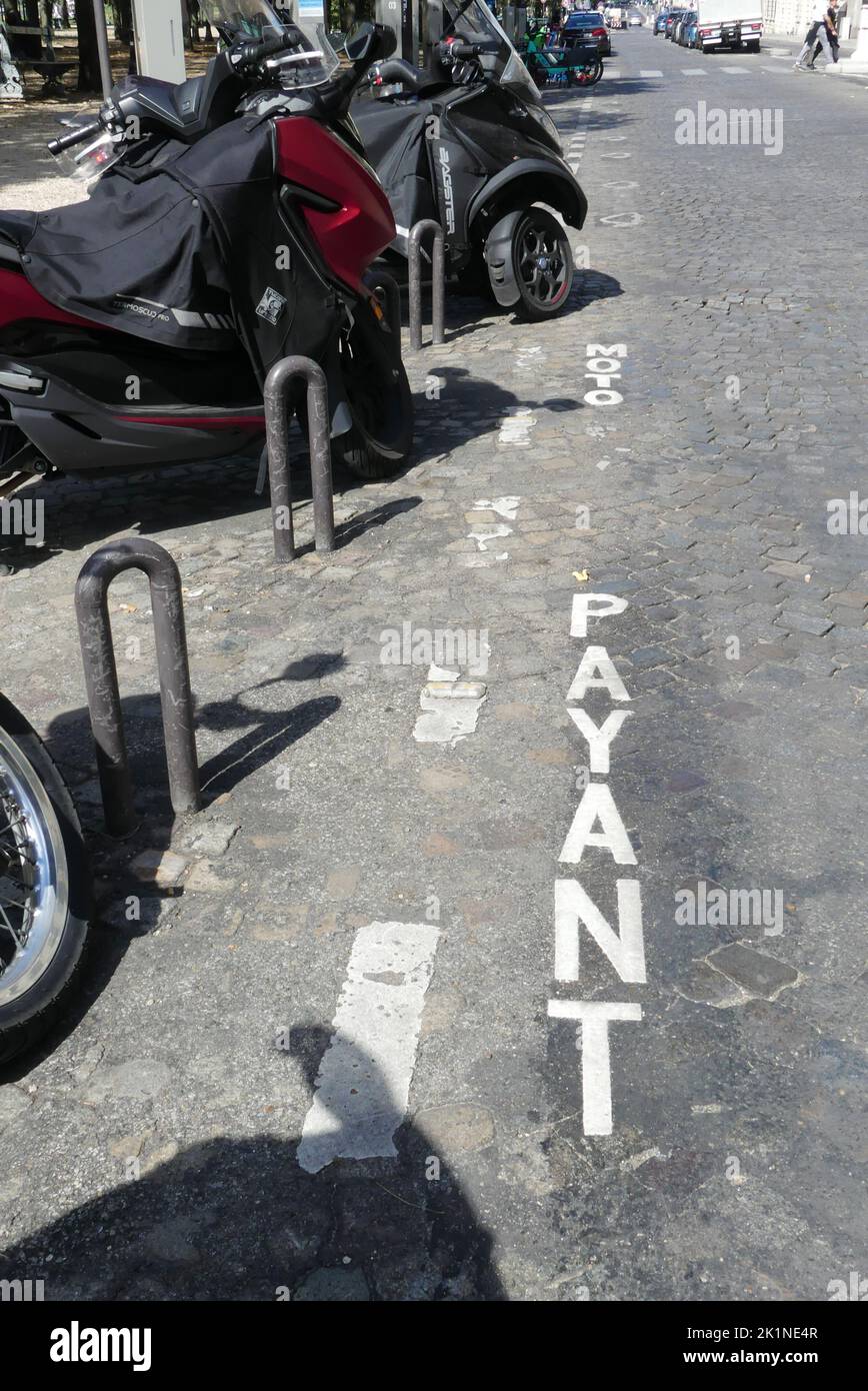 Paris, France. 04 septembre. 2022. Parking payant pour motos. Trottoir et route en ville avec véhicules à deux roues. Banque D'Images