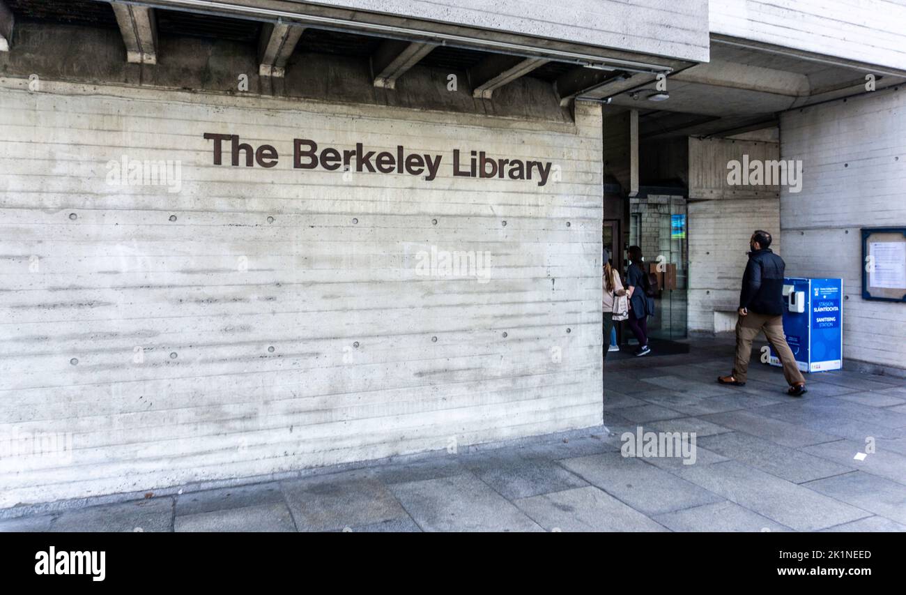 Personnes entrant dans la bibliothèque de Berkeley à Trinity College Dublin, Bishop George Berkeley était un propriétaire d'esclave et il y a une campagne pour renommer la bibliothèque Banque D'Images
