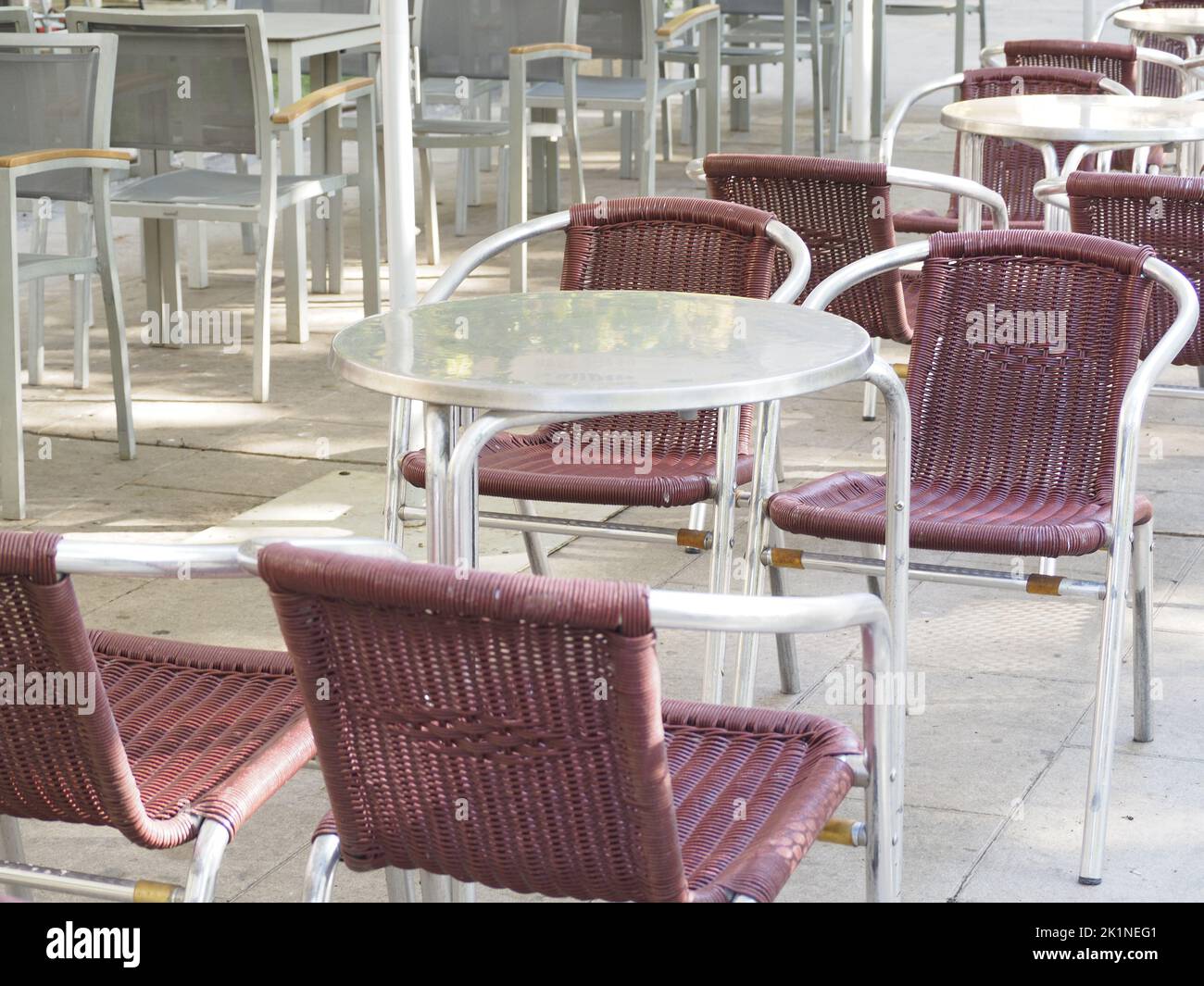 terrasse d'un café déserté en raison des effets de l'inflation. Banque D'Images